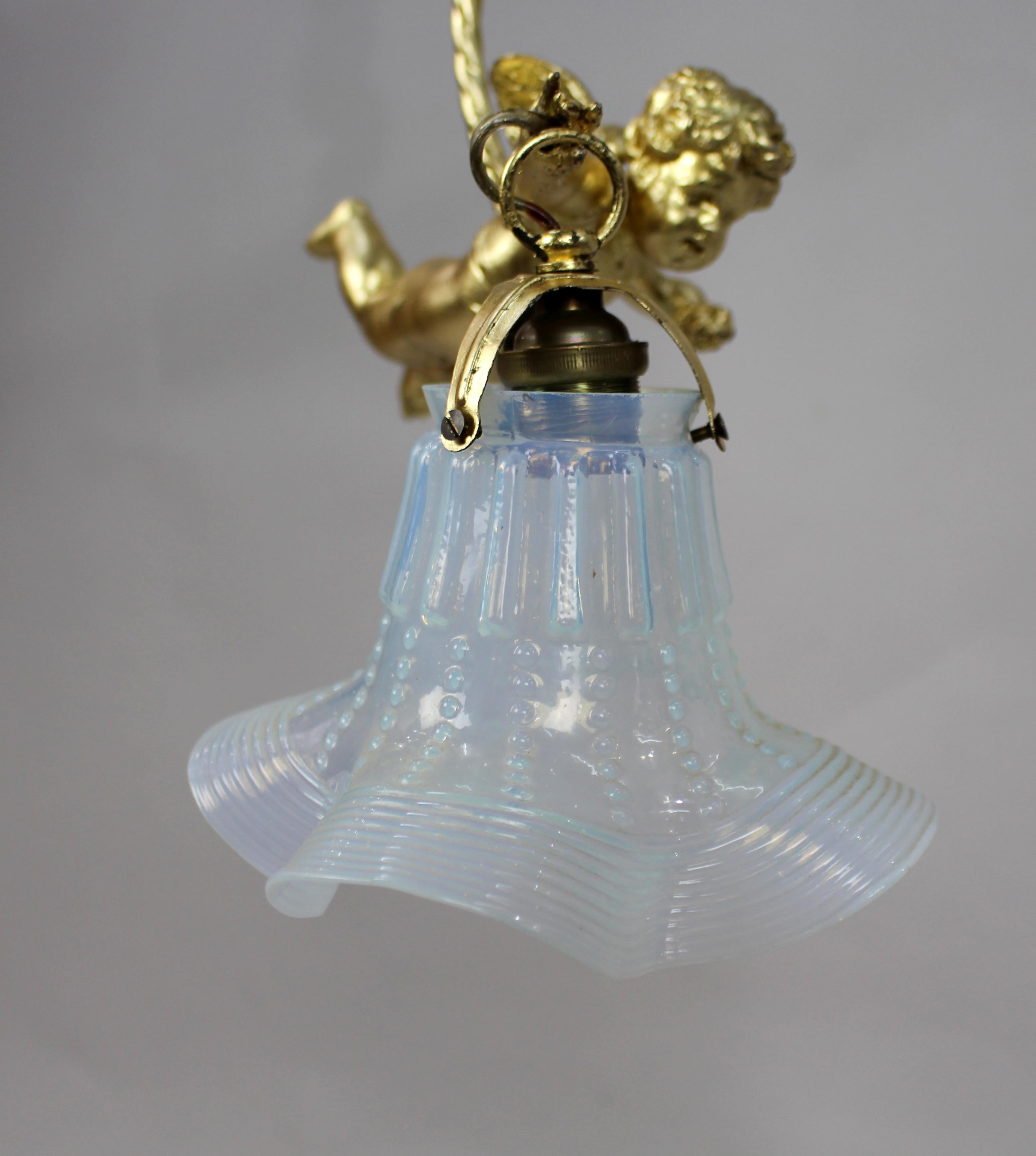 Lámpara colgante francesa Querubín con pantalla de cristal de vaselina, hacia 1900-1920 en Bueno estado para la venta en Worcester, GB