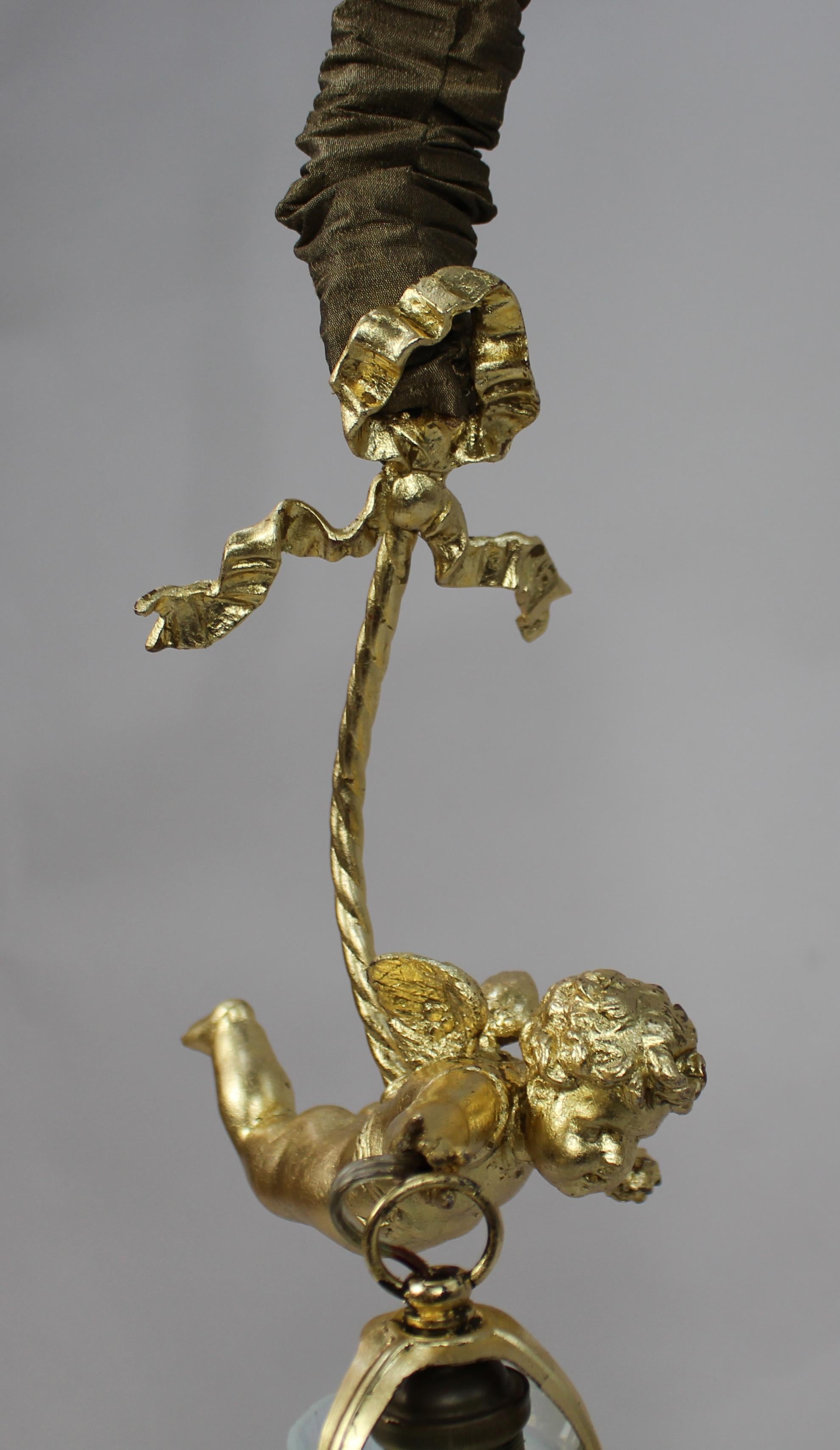 Lámpara colgante francesa Querubín con pantalla de cristal de vaselina, hacia 1900-1920 siglo XX en venta