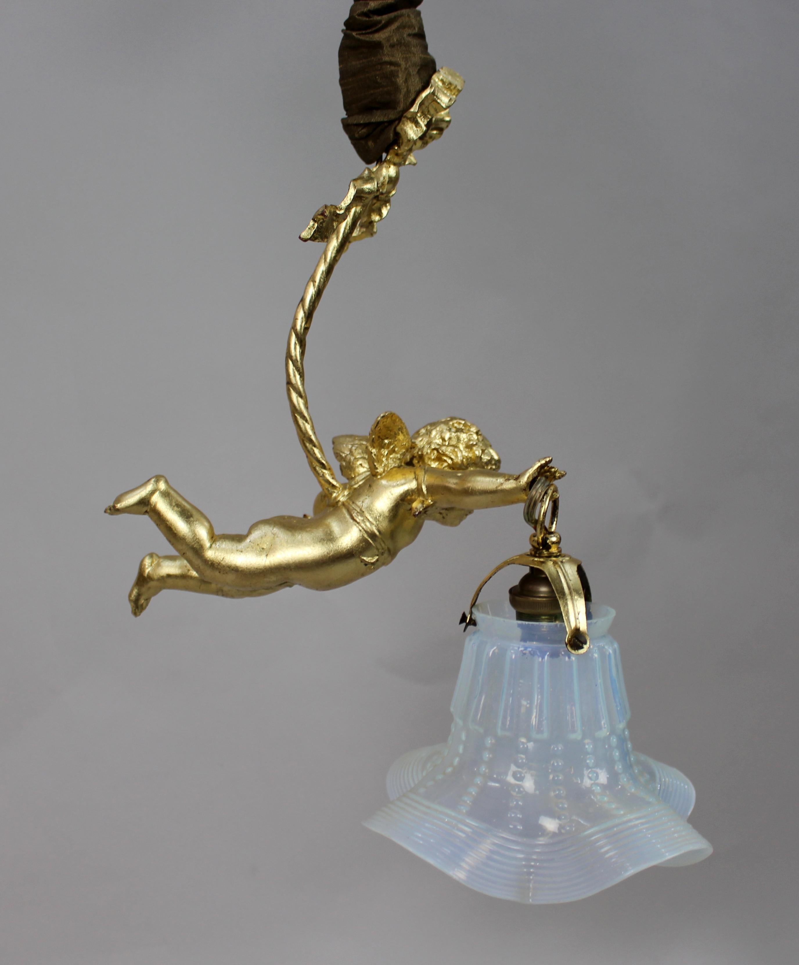 Lámpara colgante francesa Querubín con pantalla de cristal de vaselina, hacia 1900-1920 en venta 1