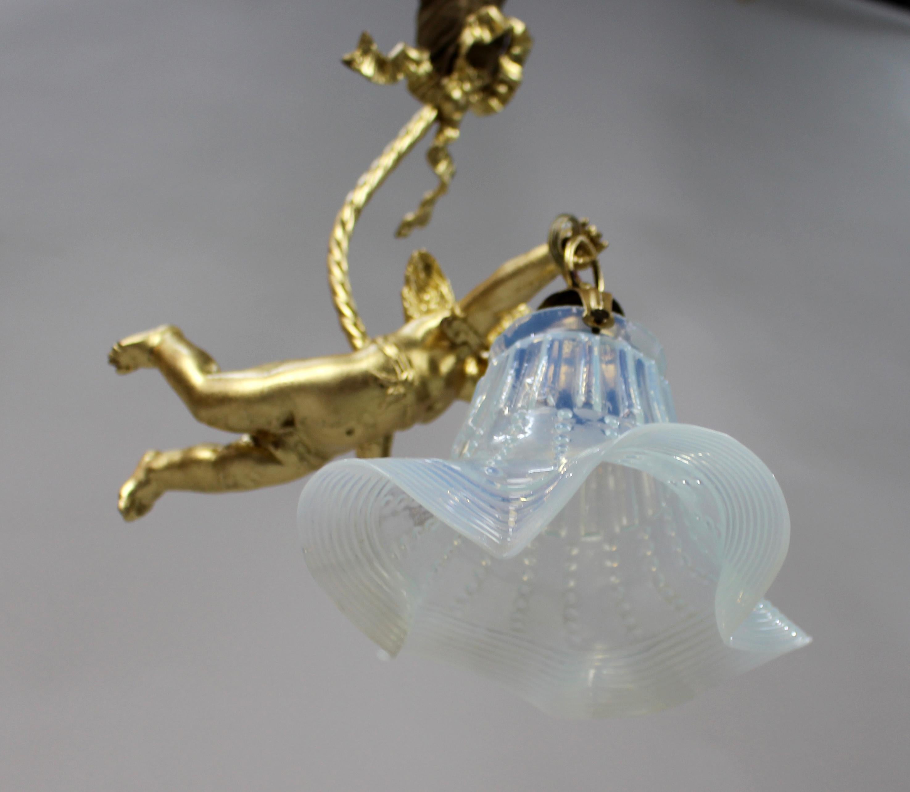 Lámpara colgante francesa Querubín con pantalla de cristal de vaselina, hacia 1900-1920 en venta 2