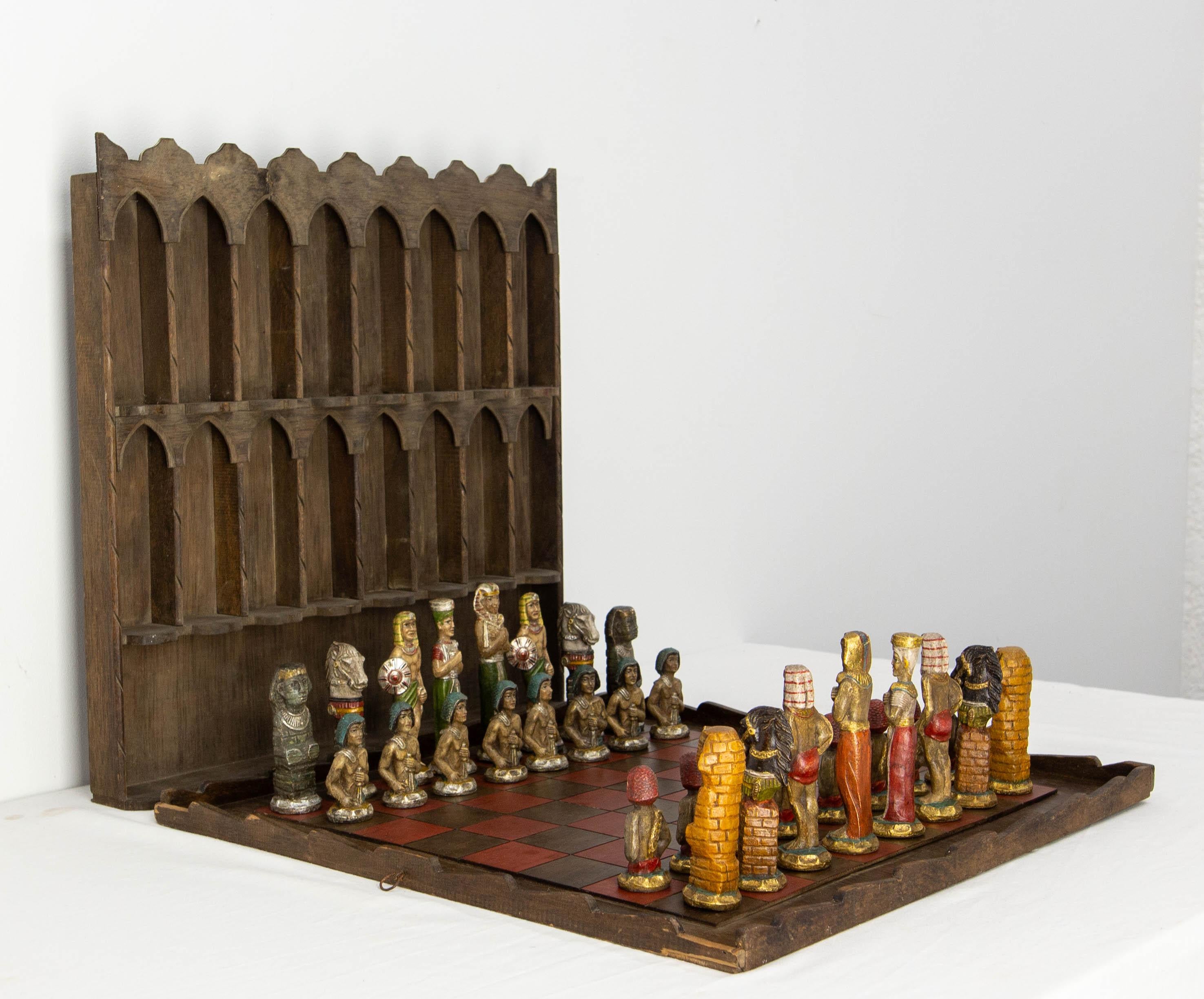 Jeu d'échecs français sur le thème de l'Égypte ancienne. Les pièces d'échecs sont en plâtre peint et ciré, l'échiquier est en bois et il y a aussi une étagère. Chaque pièce est caractéristique et l'ensemble est étonnant.
Toutes les pièces sont