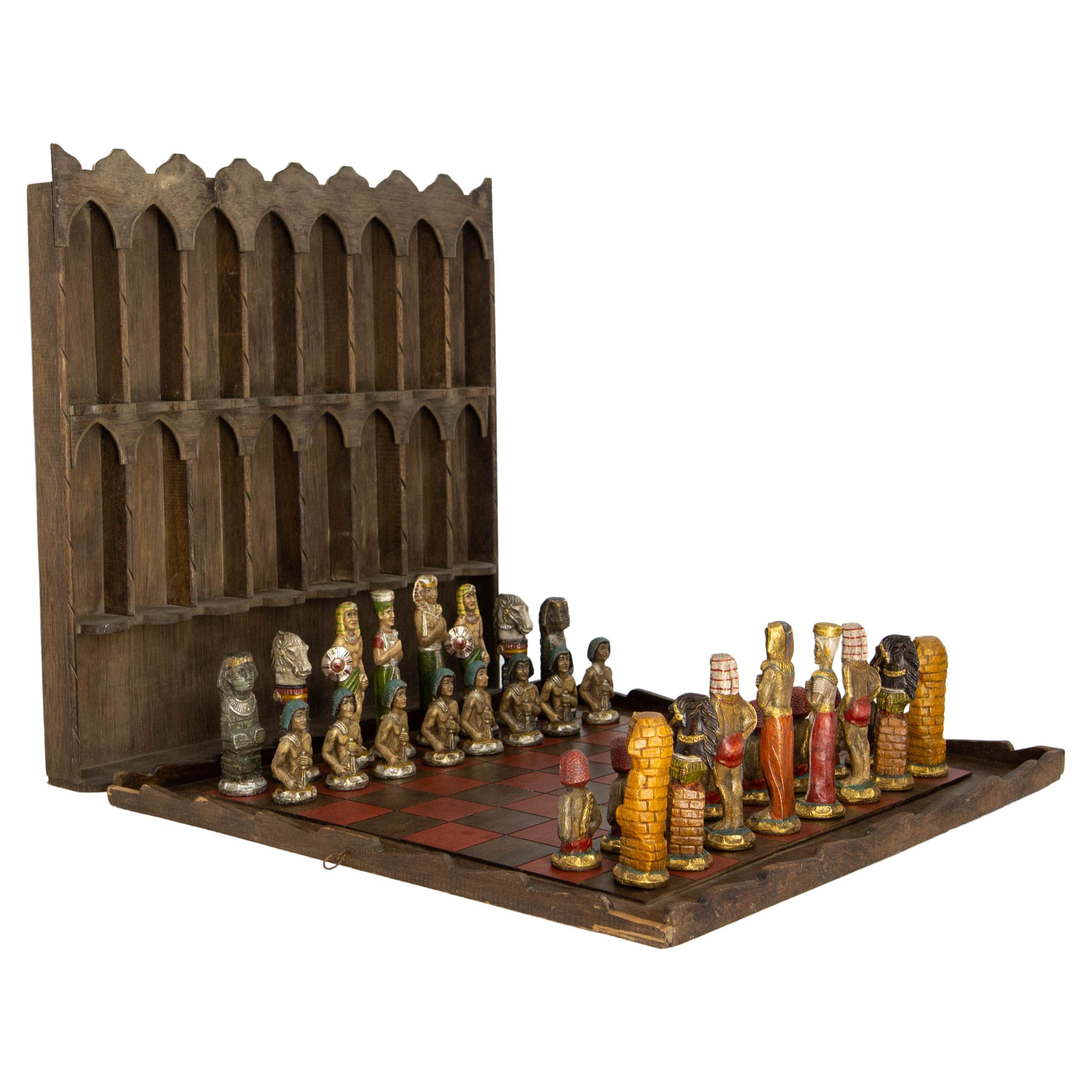 Thème d'échecs français de l'Égypte ancienne  Plâtre et Wood restaurés, vers 1920 en vente