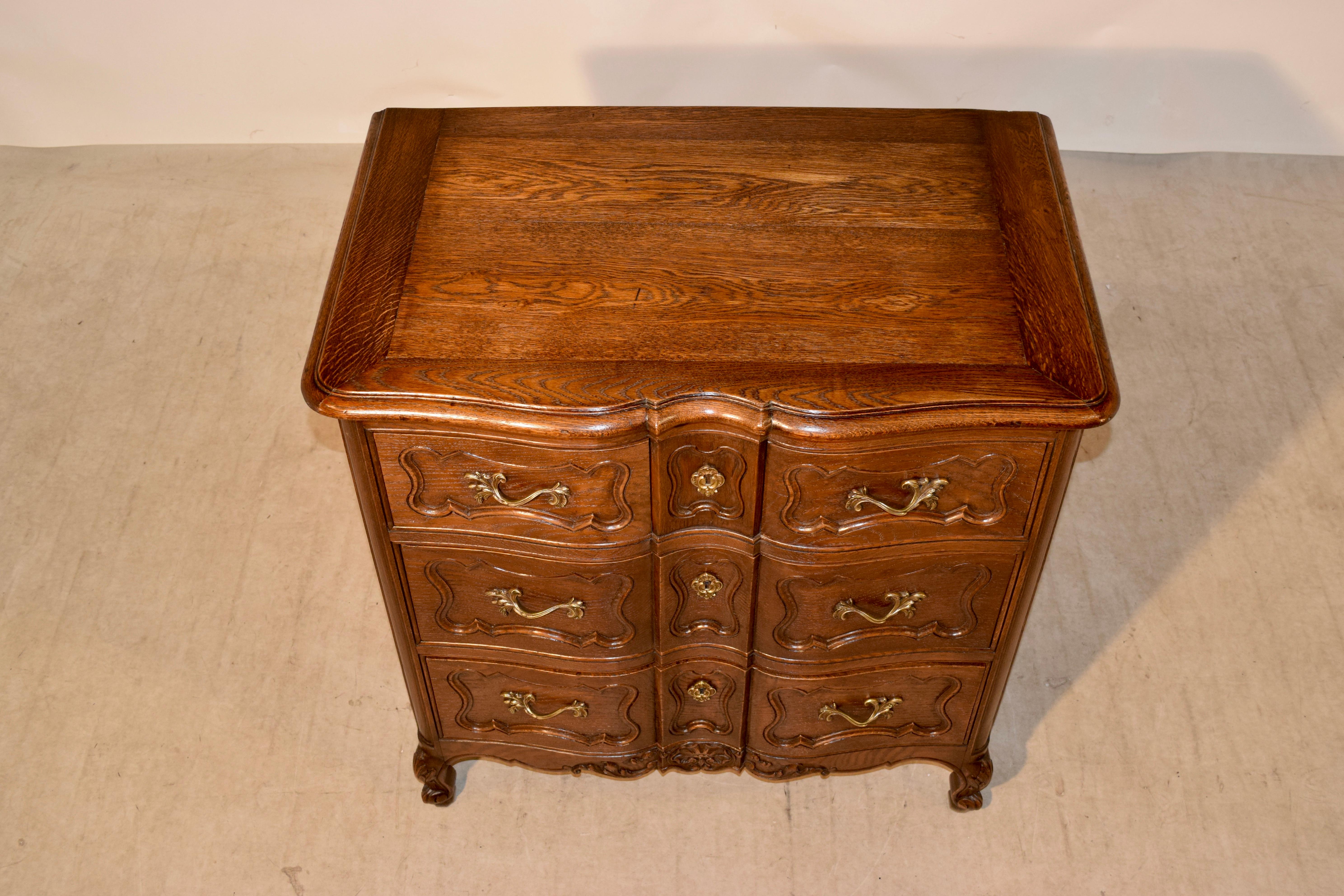 French Chest of Drawers, circa 1940 im Zustand „Gut“ in High Point, NC