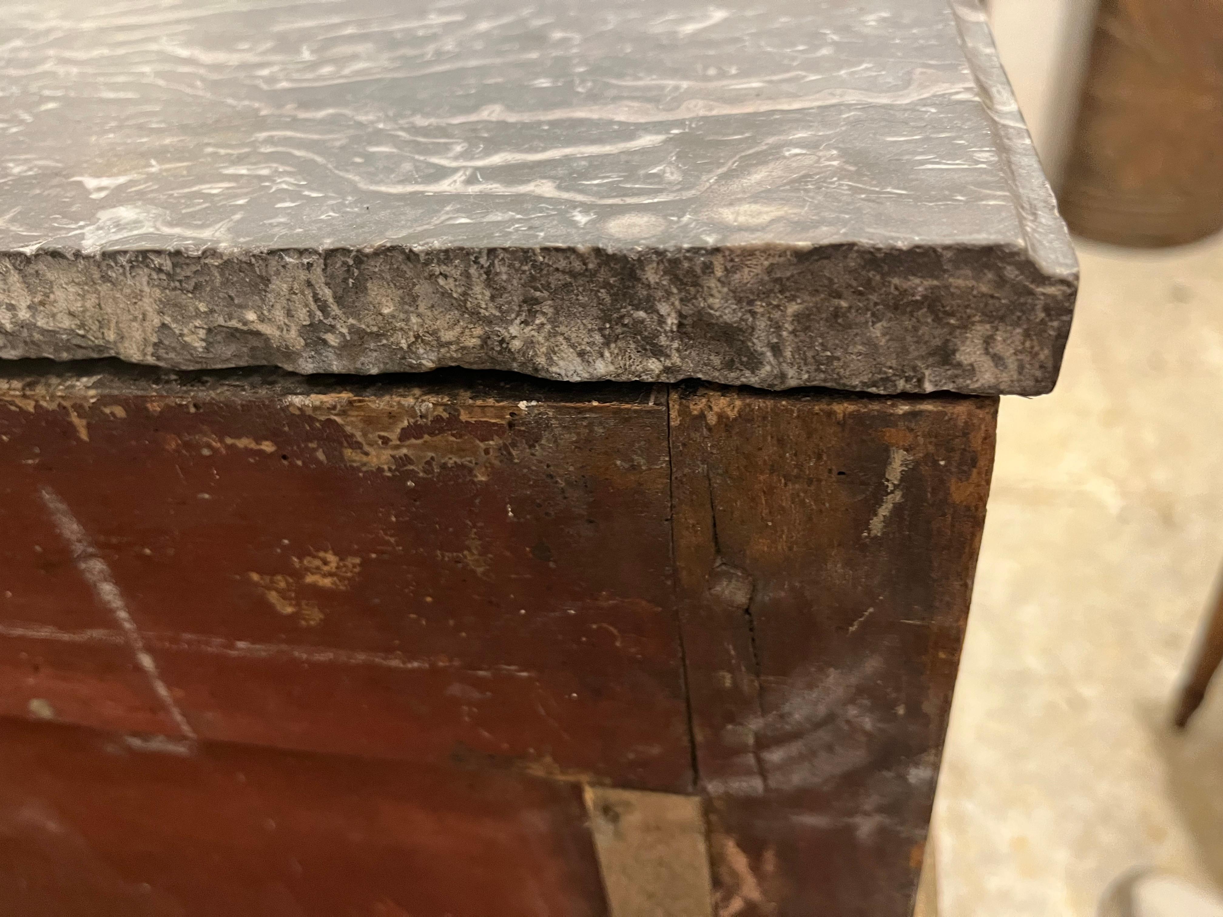 Commode française d'époque Directoire, bois sculpté et patiné en vente 6