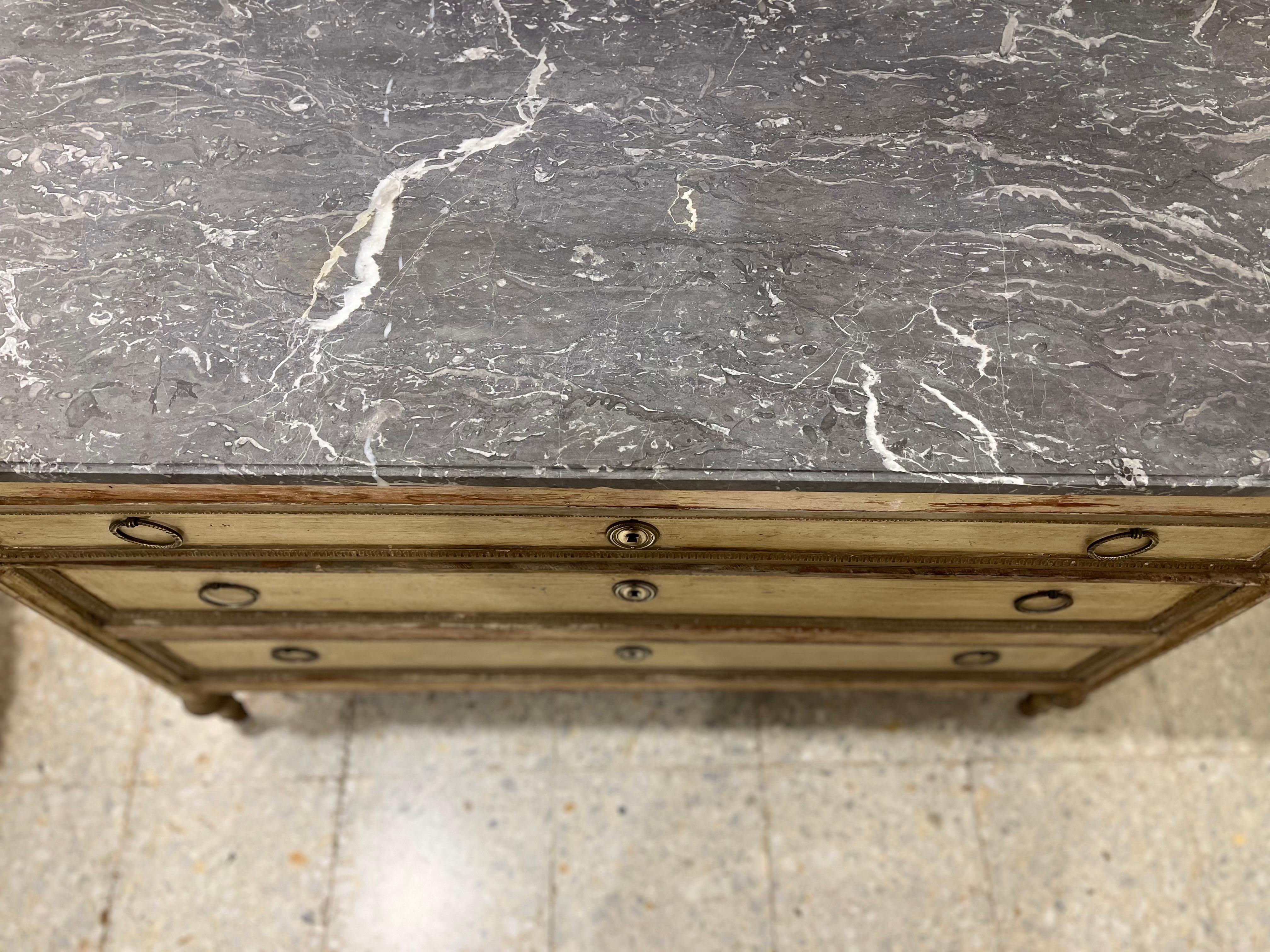 Commode française d'époque Directoire, bois sculpté et patiné en vente 8