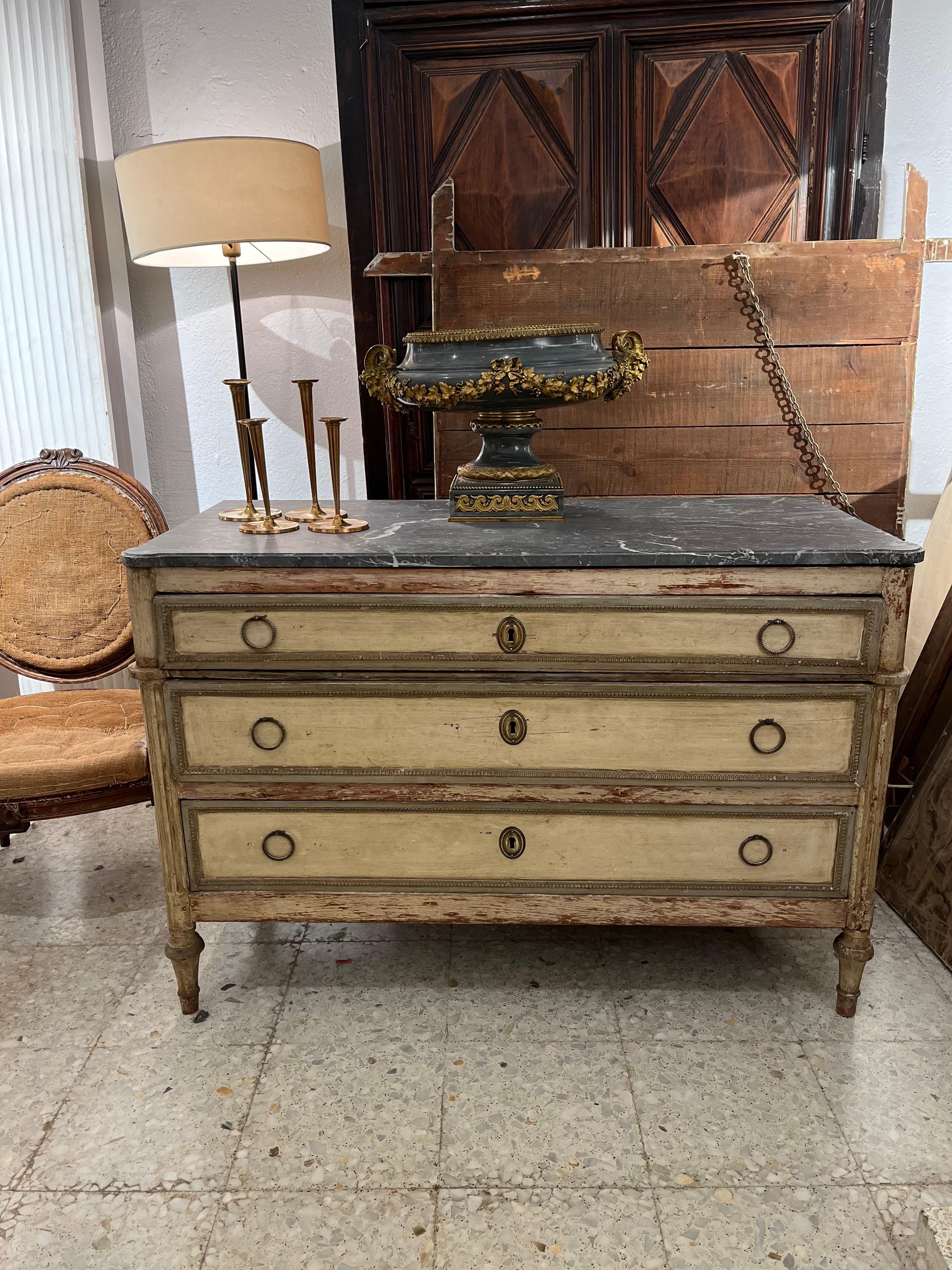 Commode française d'époque Directoire, bois sculpté et patiné en vente 9