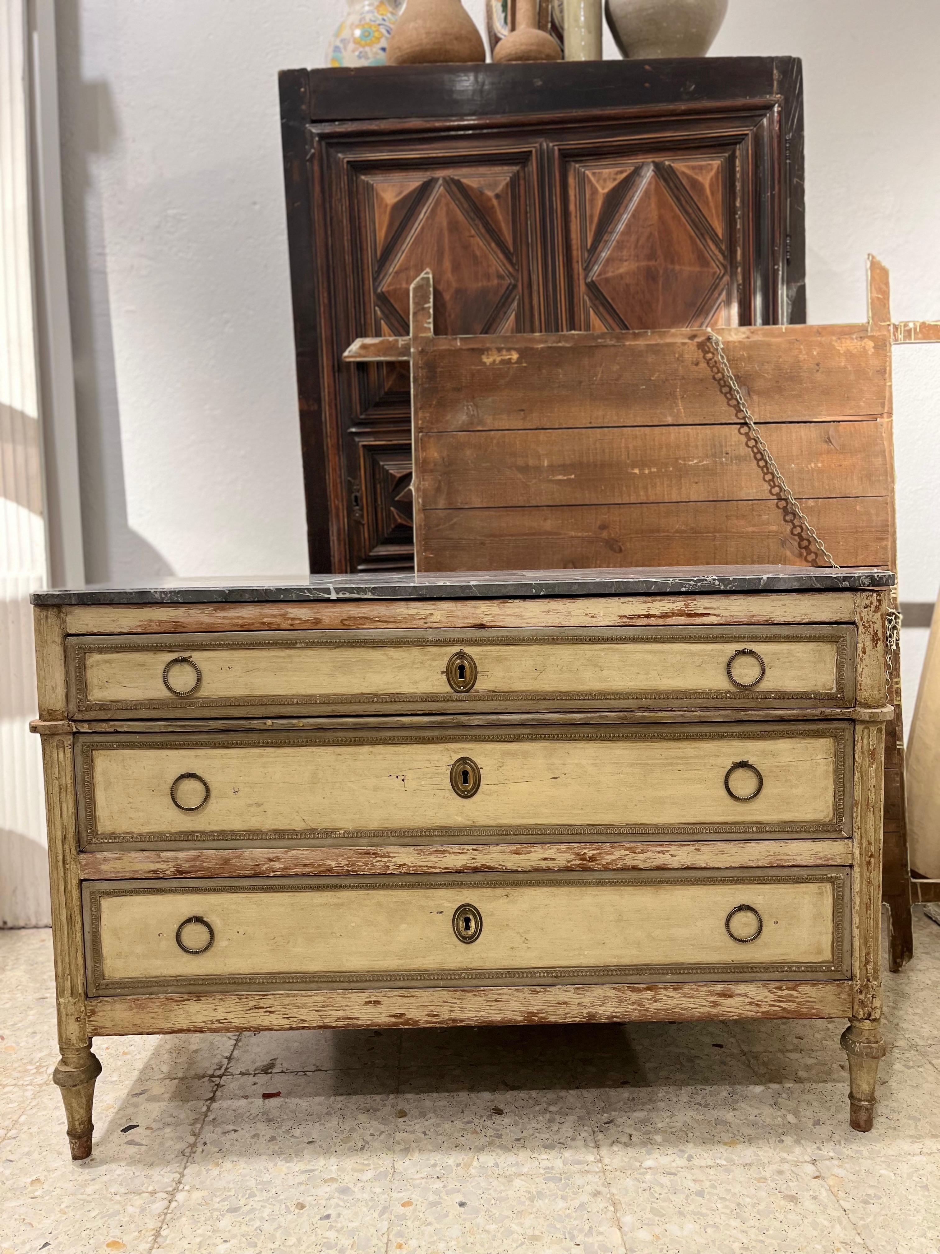 Commode française d'époque Directoire, bois sculpté et patiné en vente 10