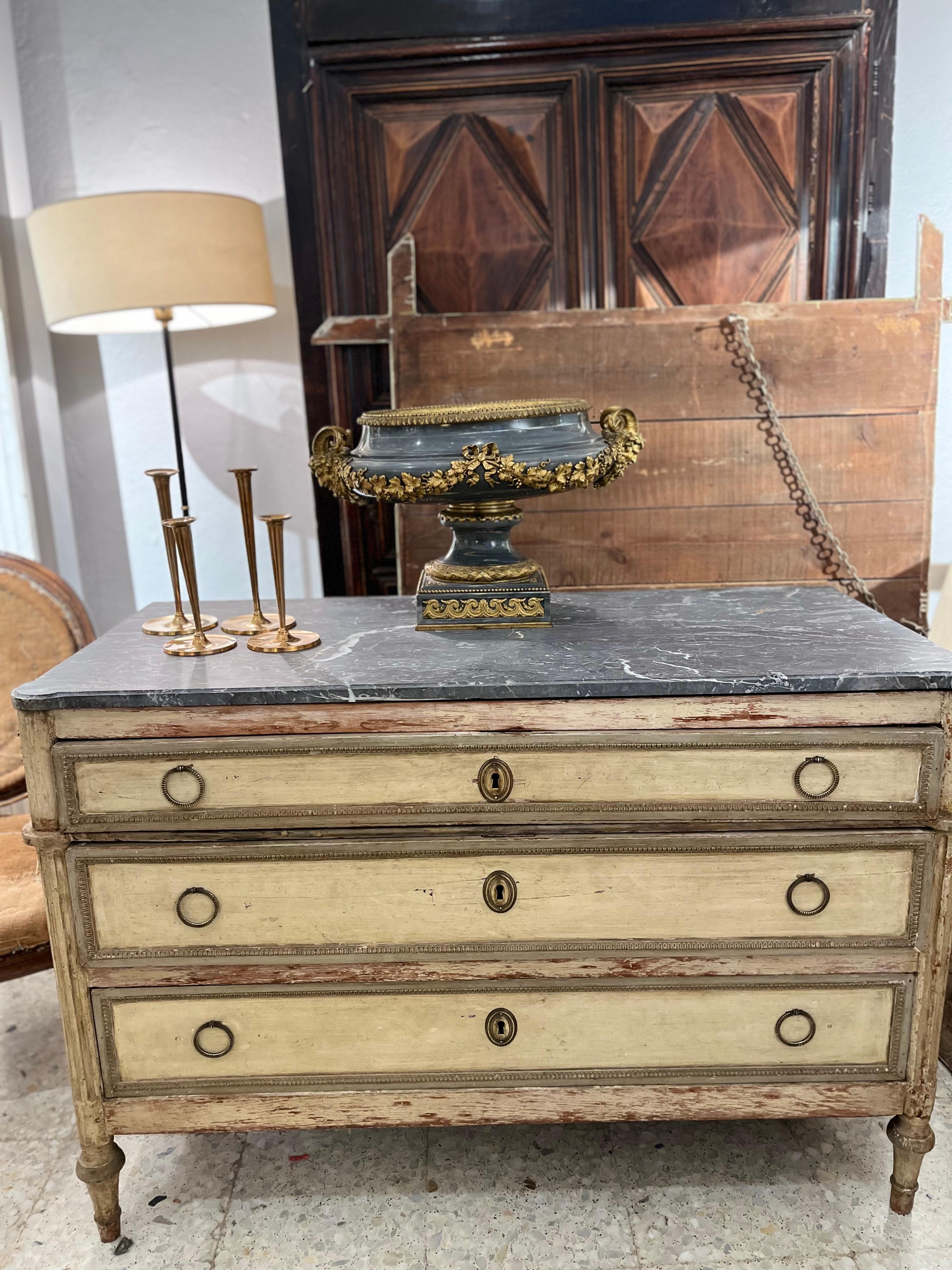 Commode française d'époque Directoire, bois sculpté et patiné en vente 11