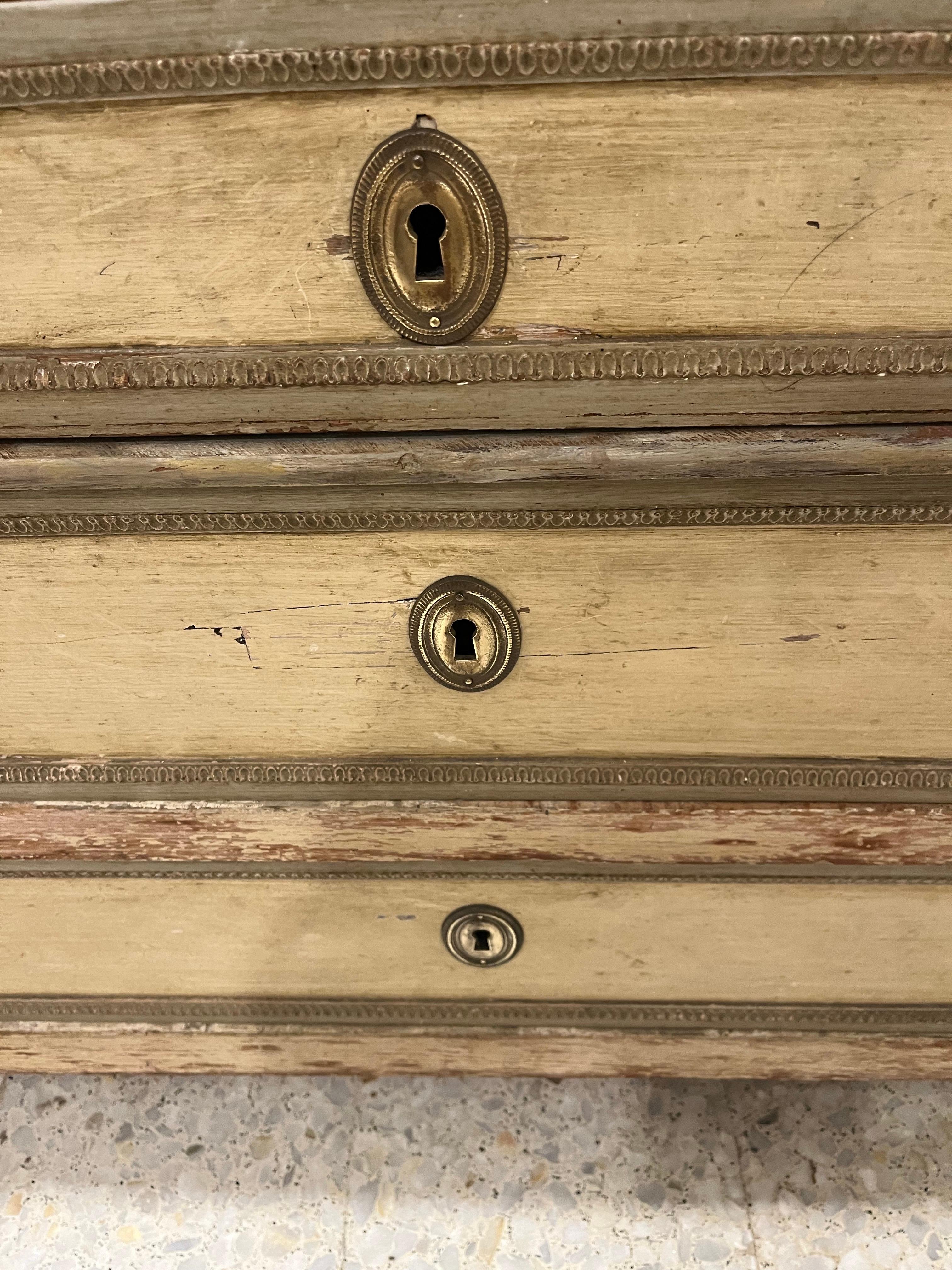 Français Commode française d'époque Directoire, bois sculpté et patiné en vente