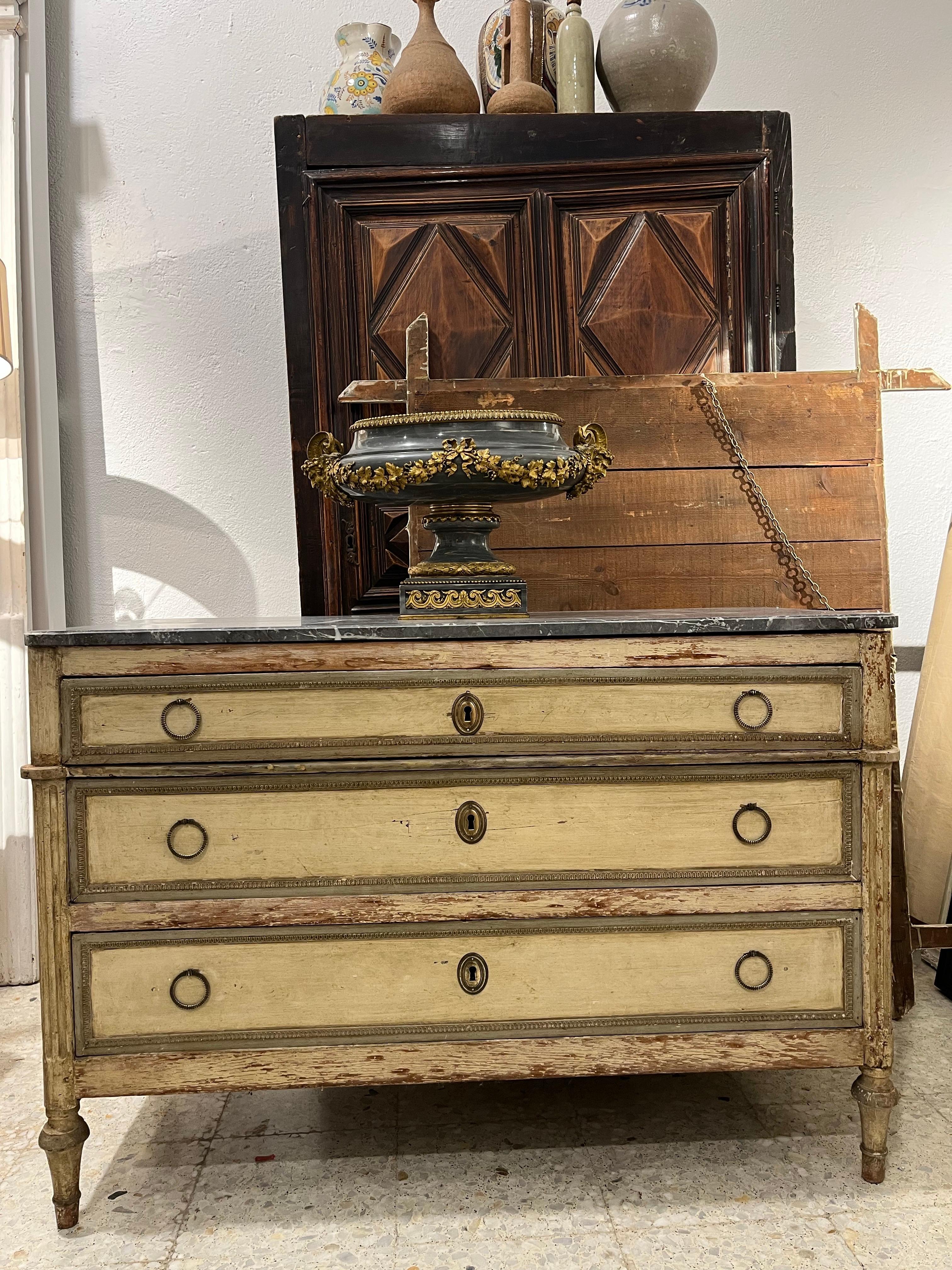 Sculpté à la main Commode française d'époque Directoire, bois sculpté et patiné en vente