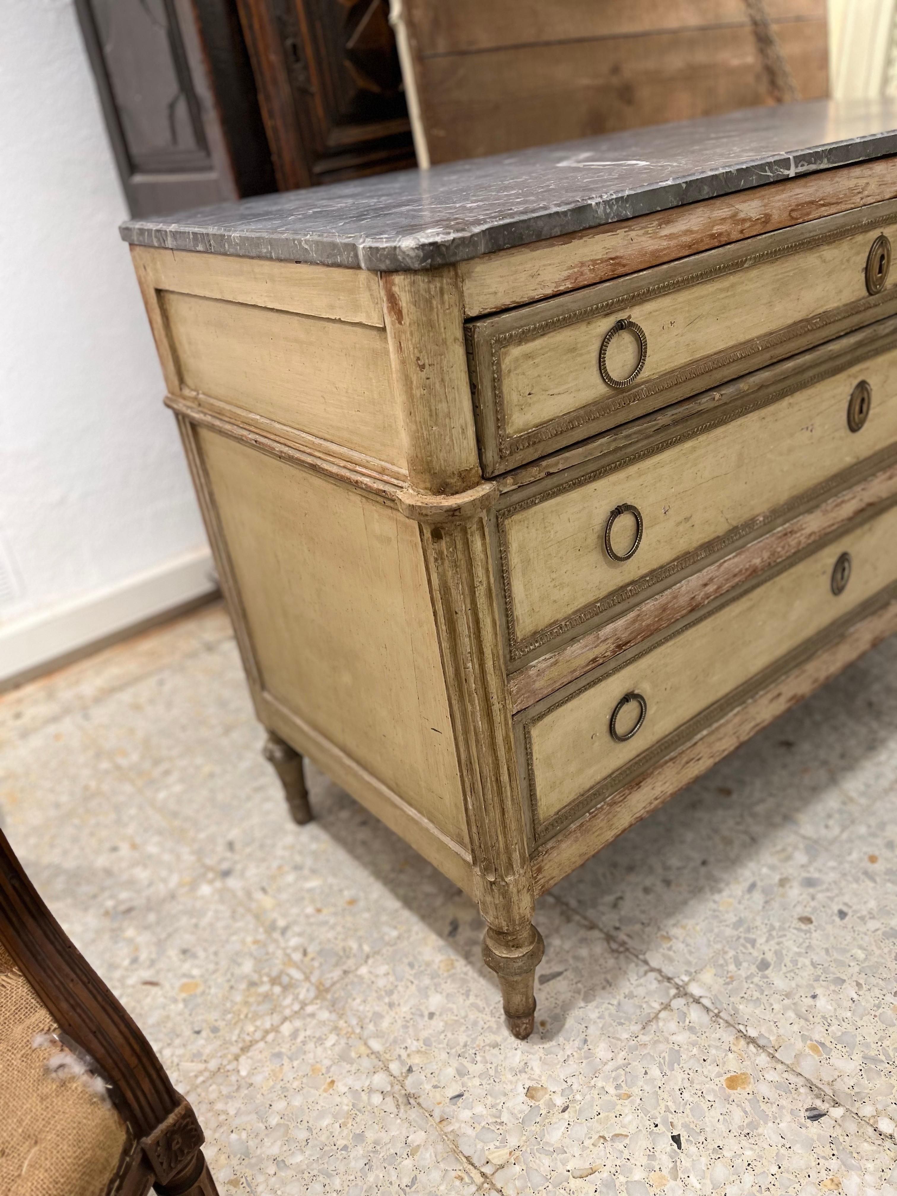 Commode française d'époque Directoire, bois sculpté et patiné Bon état - En vente à Madrid, ES