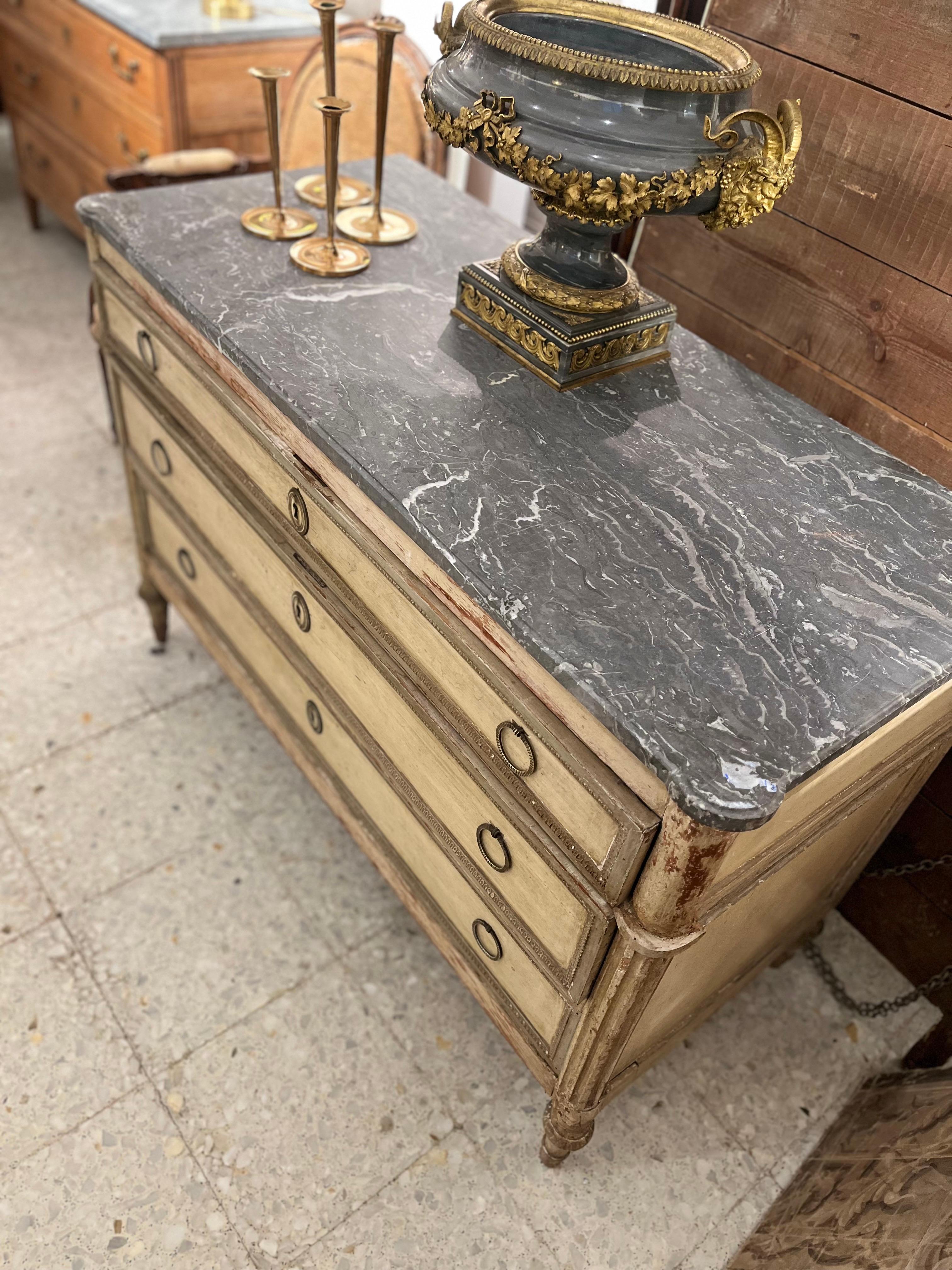 XVIIIe siècle Commode française d'époque Directoire, bois sculpté et patiné en vente