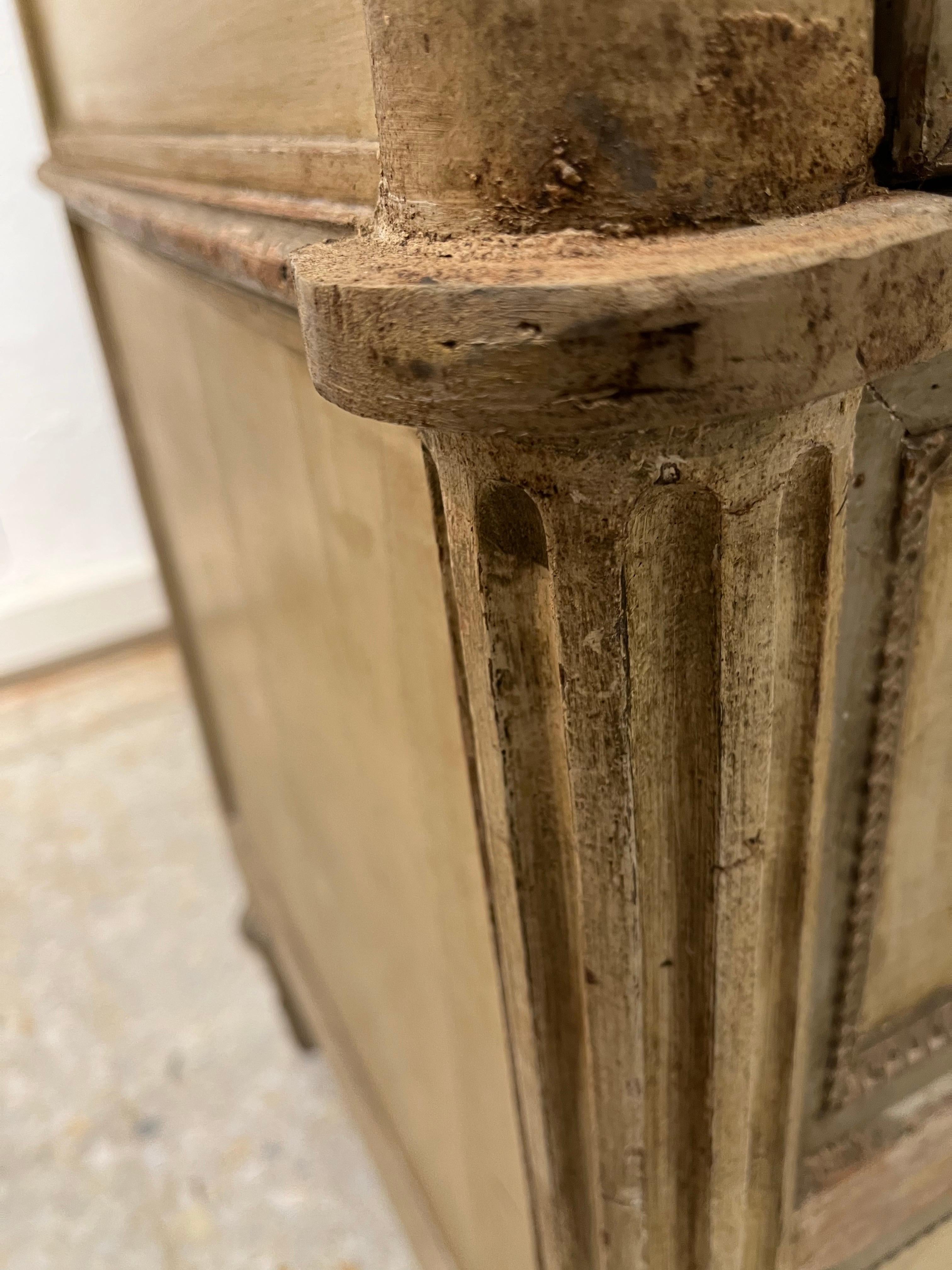 Commode française d'époque Directoire, bois sculpté et patiné en vente 1
