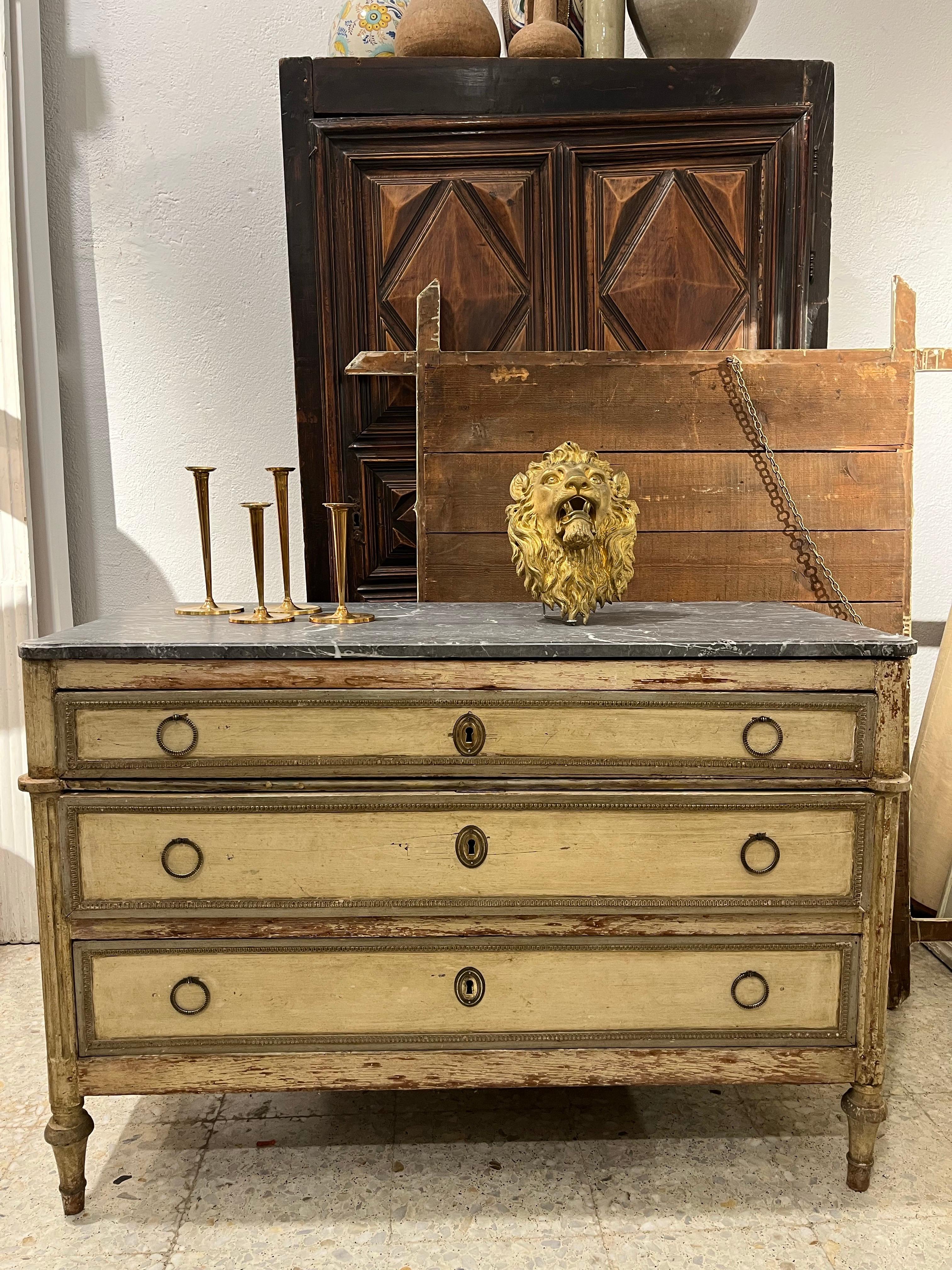 Commode française d'époque Directoire, bois sculpté et patiné en vente 2