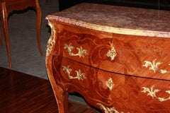 Commode française du XIXe siècle, de style Louis XV, en marqueterie.