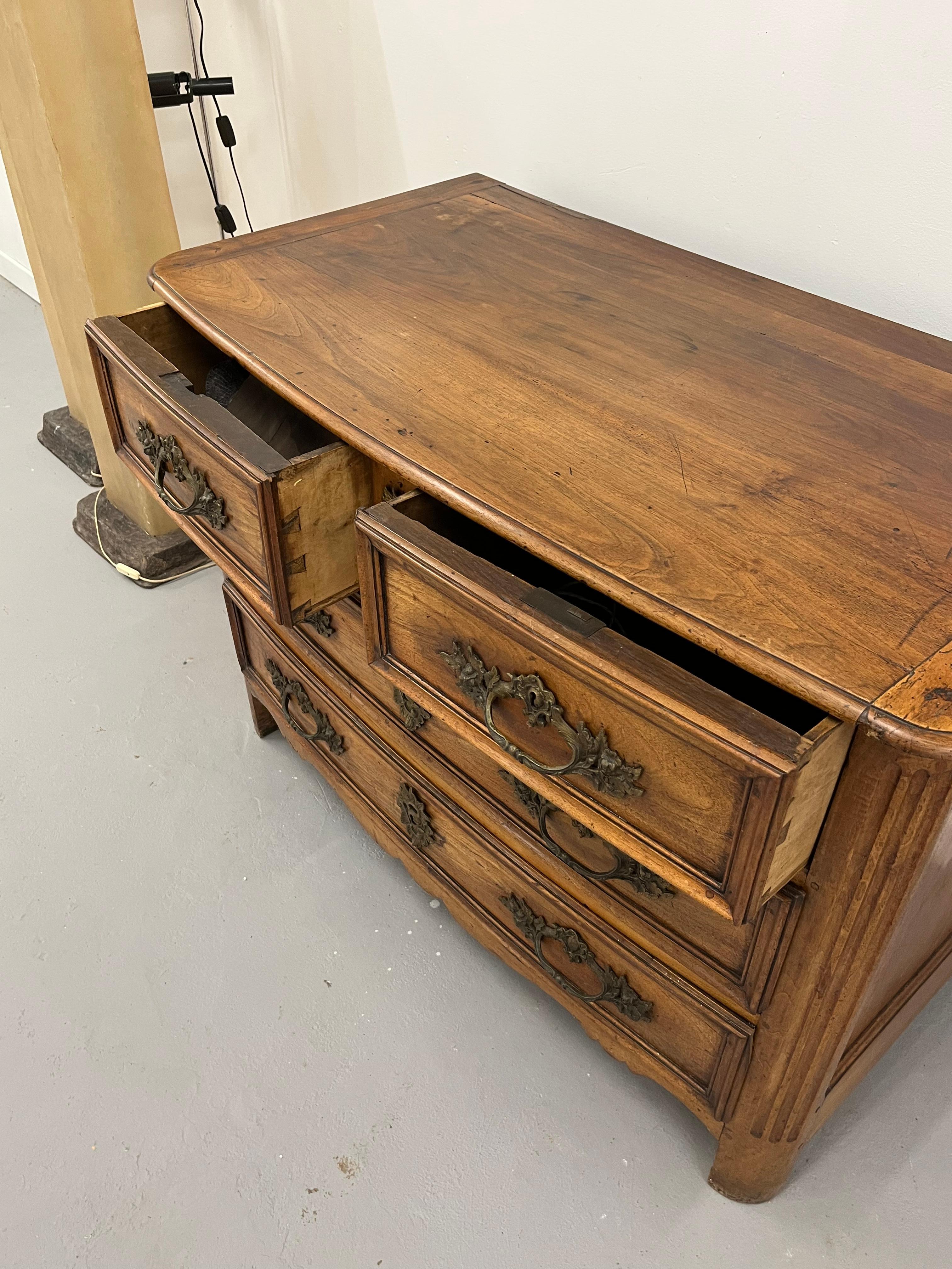 Île de France fruit wood commode.
End 18th beginning 19th cent.
Classical elegant style, excellent original patina and great quality hardware.