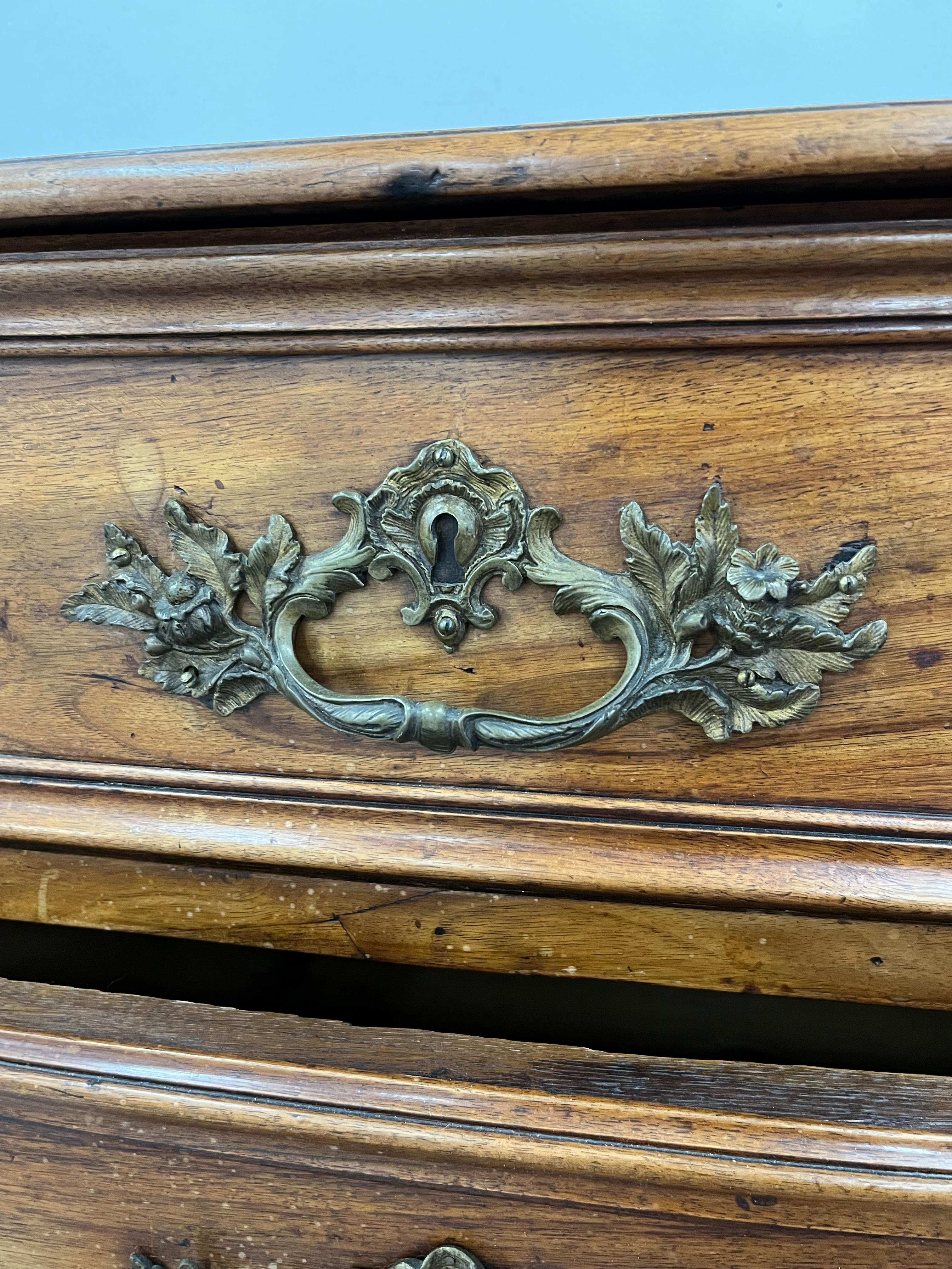 Français Commode franaise en bois fruitier Original Bronze Hardwares Dbut 19me en vente
