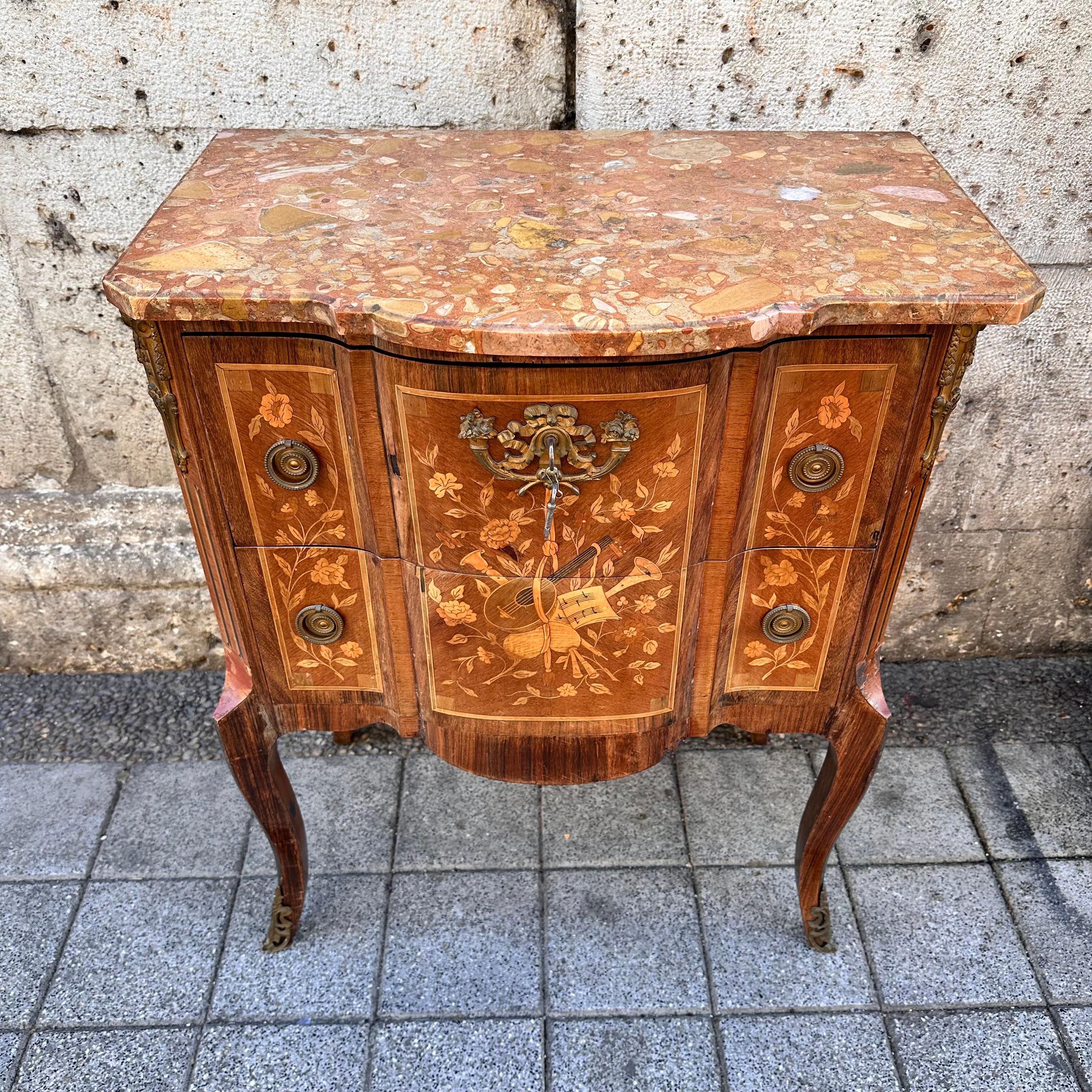 Cassettiera francese in legno e bronzo, transizione Luigi XV e Luigi XVI in vendita 9