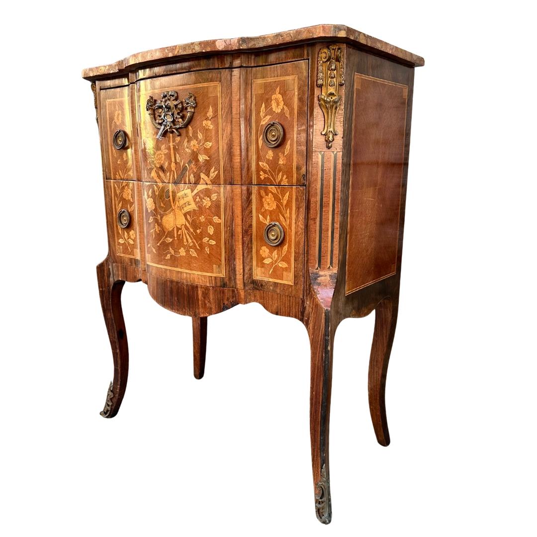 Squisita cassapanca in stile Luigi XV-Luigi XVI Transition, realizzata intorno al 1800 in Francia. Presenta un imponente piano in marmo che poggia su una struttura mistilinea e due grandi cassetti, con due maniglie circolari gemelle cesellate in