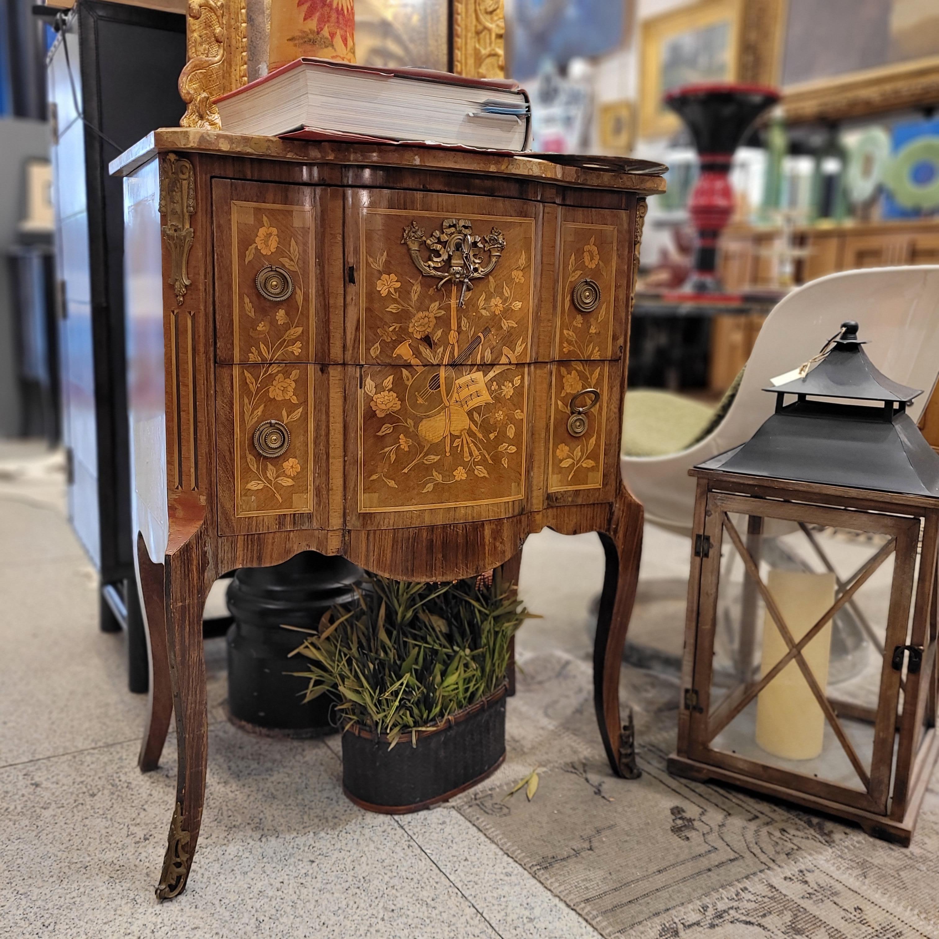 Cassettiera francese in legno e bronzo, transizione Luigi XV e Luigi XVI in vendita 13