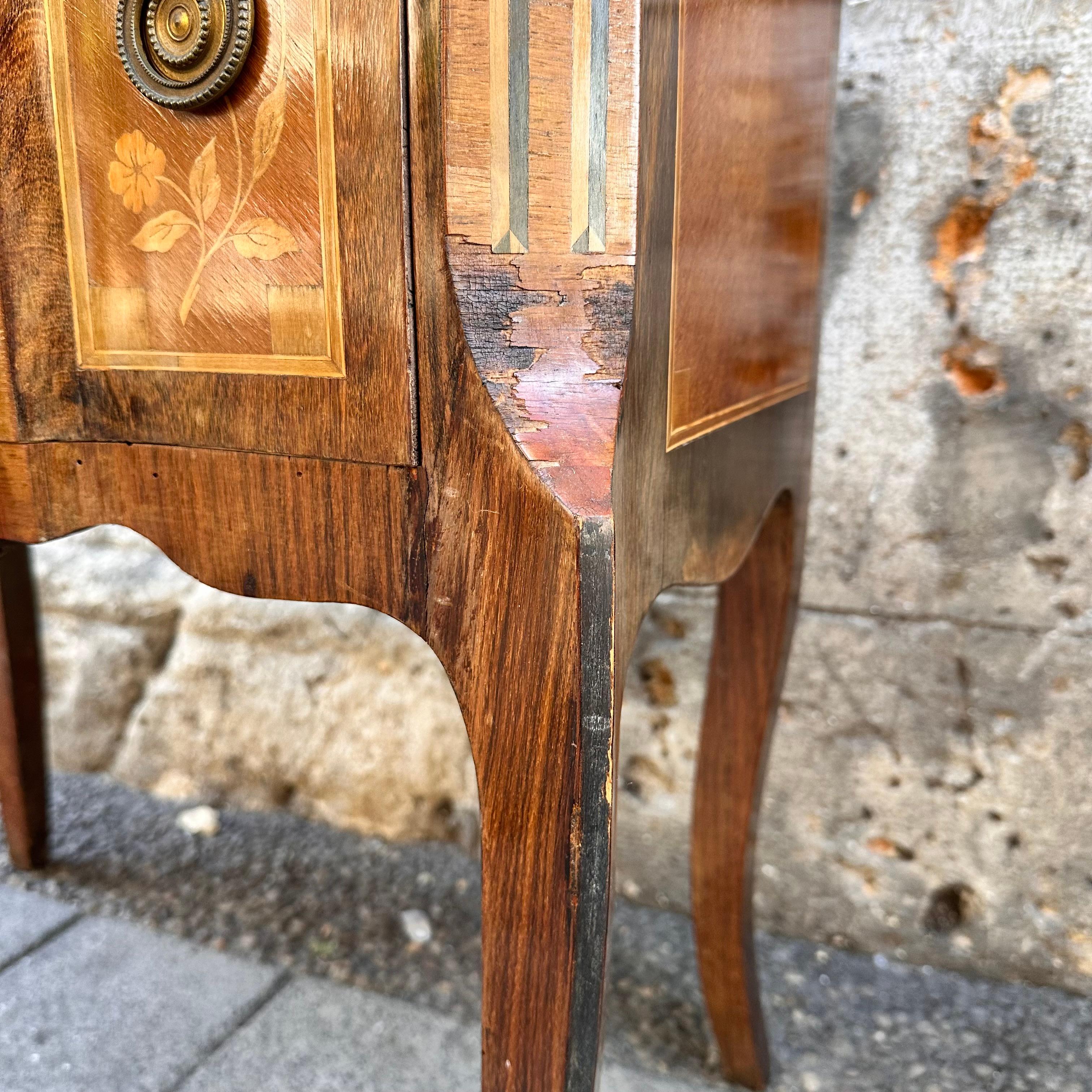 Inizio XIX secolo Cassettiera francese in legno e bronzo, transizione Luigi XV e Luigi XVI in vendita