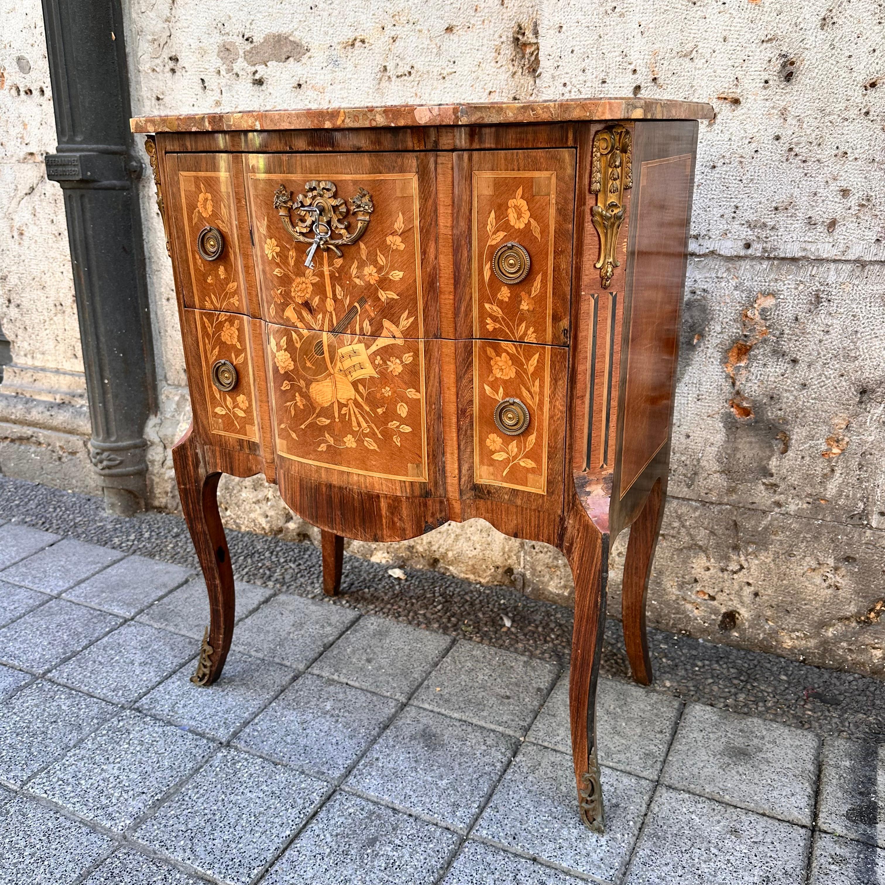 Cassettiera francese in legno e bronzo, transizione Luigi XV e Luigi XVI in vendita 2