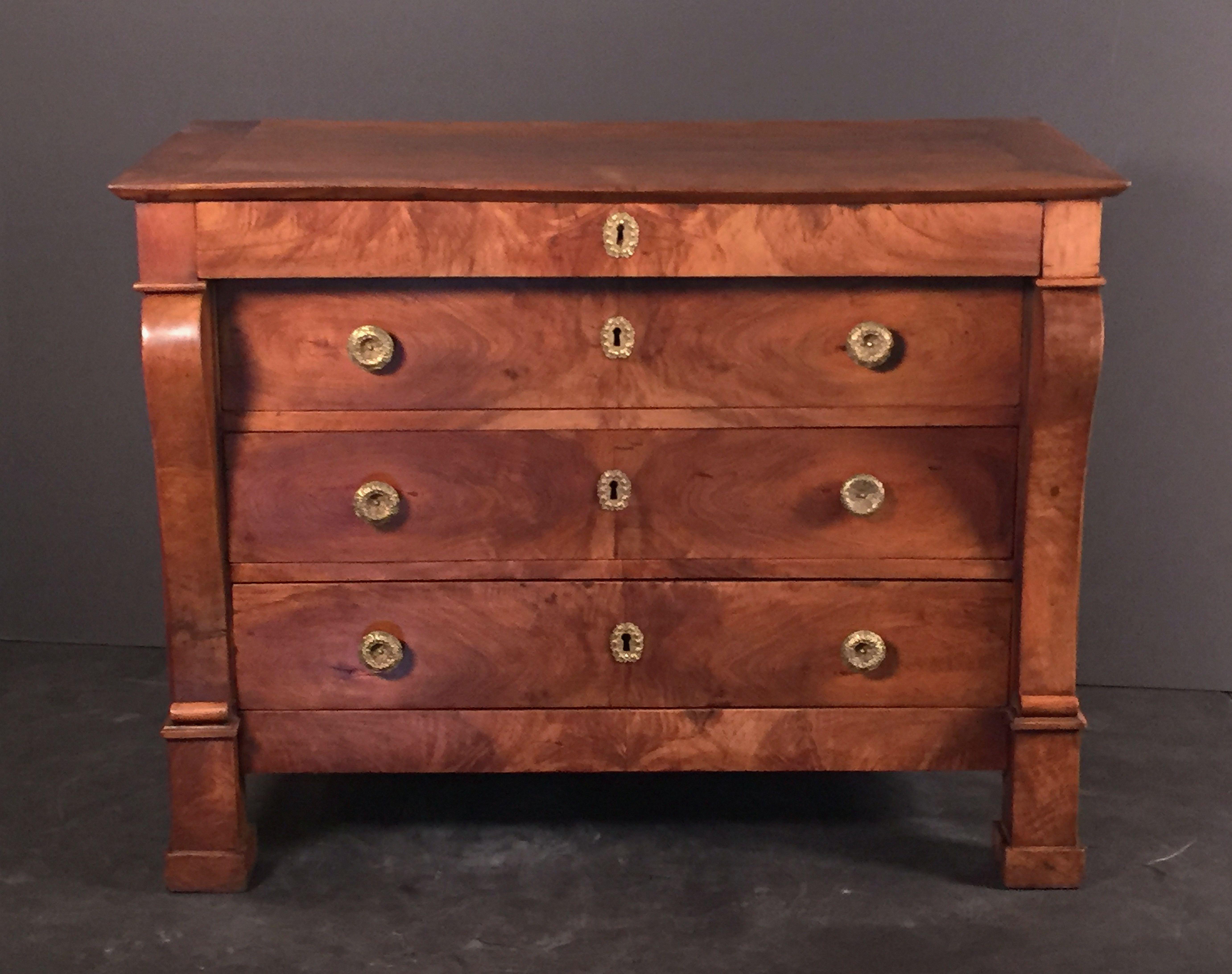 French Chest of Drawers of Walnut from the Restauration Period In Excellent Condition In Austin, TX