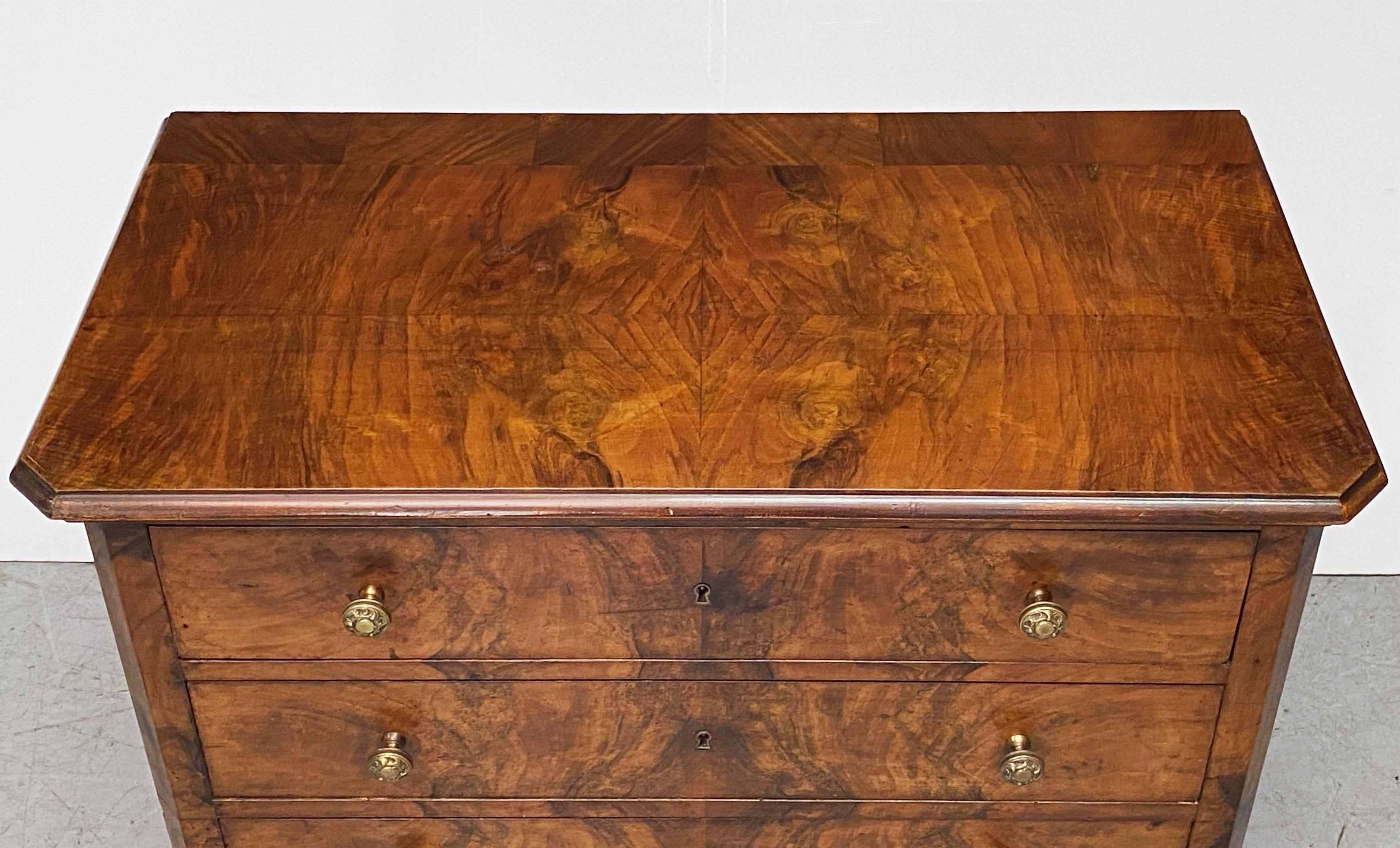French Chest of Drawers or Commode of Flame Walnut In Good Condition In Austin, TX