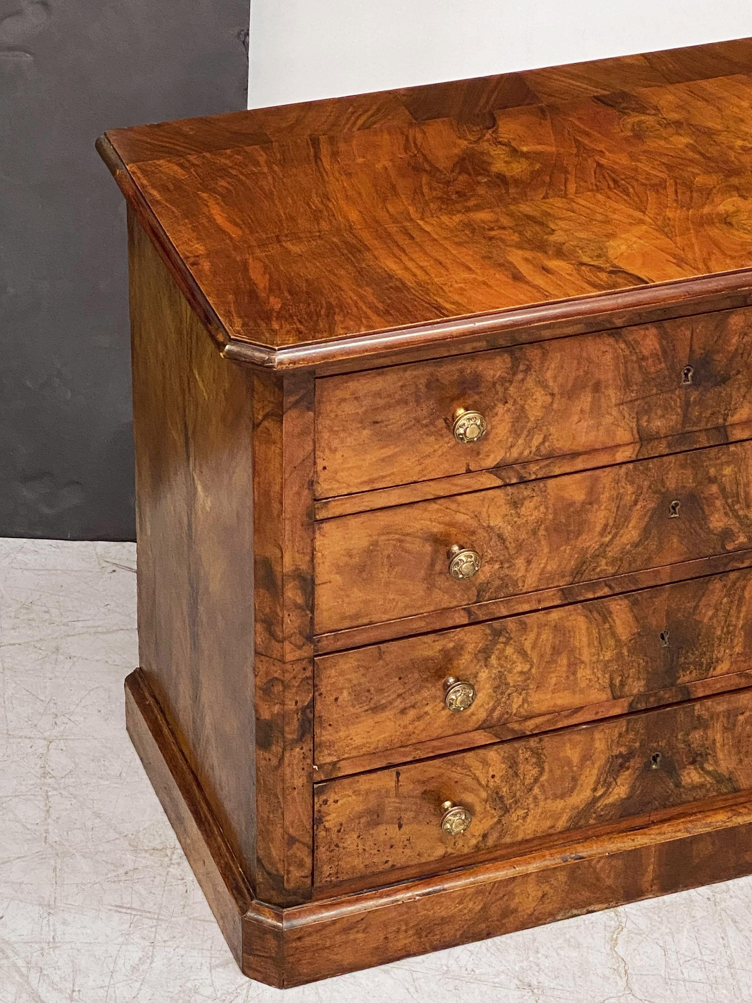 French Chest of Drawers or Commode of Flame Walnut 1