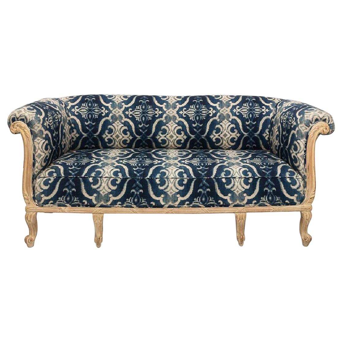 Ancien canapé français Chesterfield en lin imprimé Ikat indigo