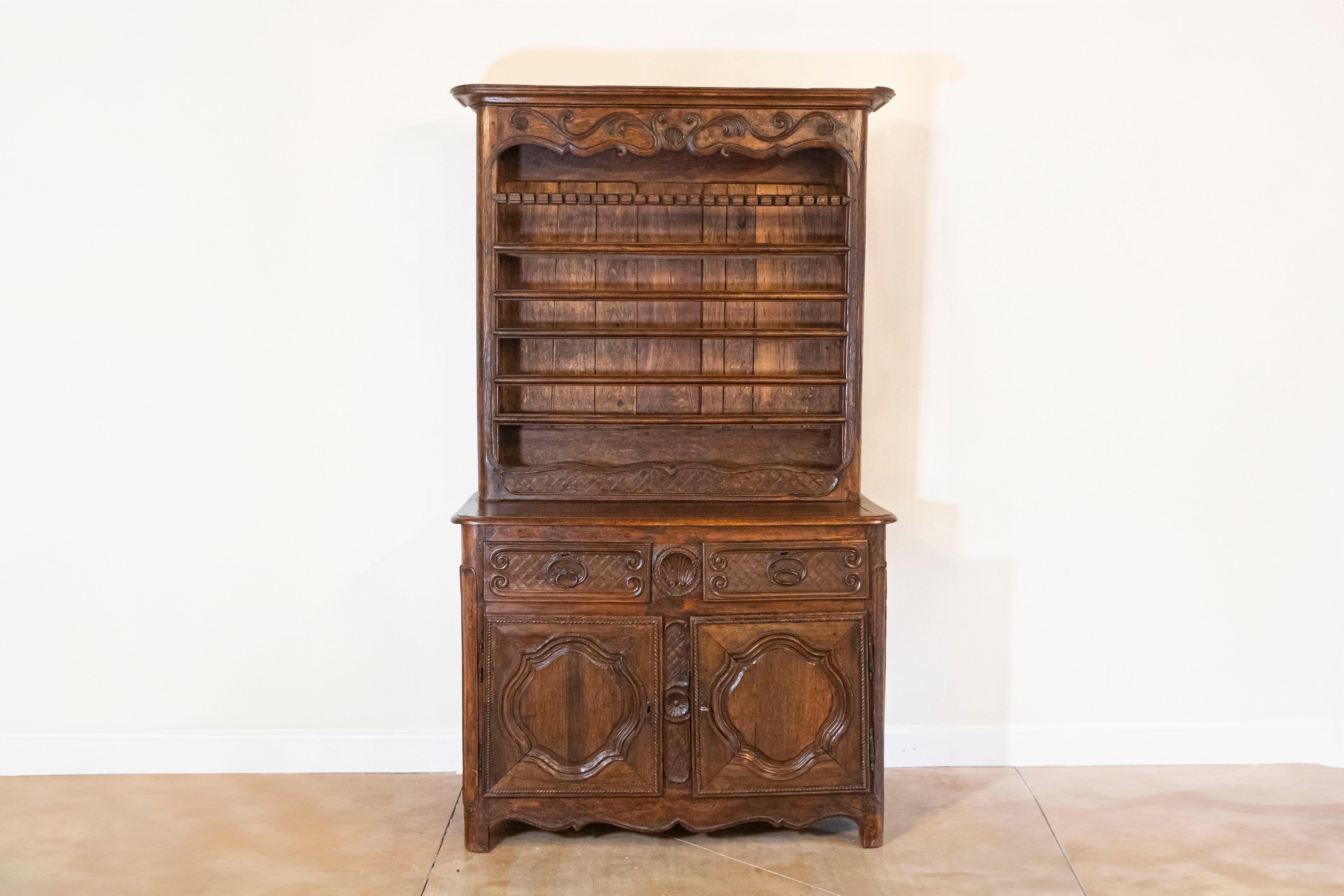 Questo raffinato vaiselier francese in castagno del XVIII secolo, risalente al 1790 circa, è un esempio straordinario di artigianato provinciale e di eleganza senza tempo. Realizzato in legno di castagno con una bella venatura, questo pezzo mette in