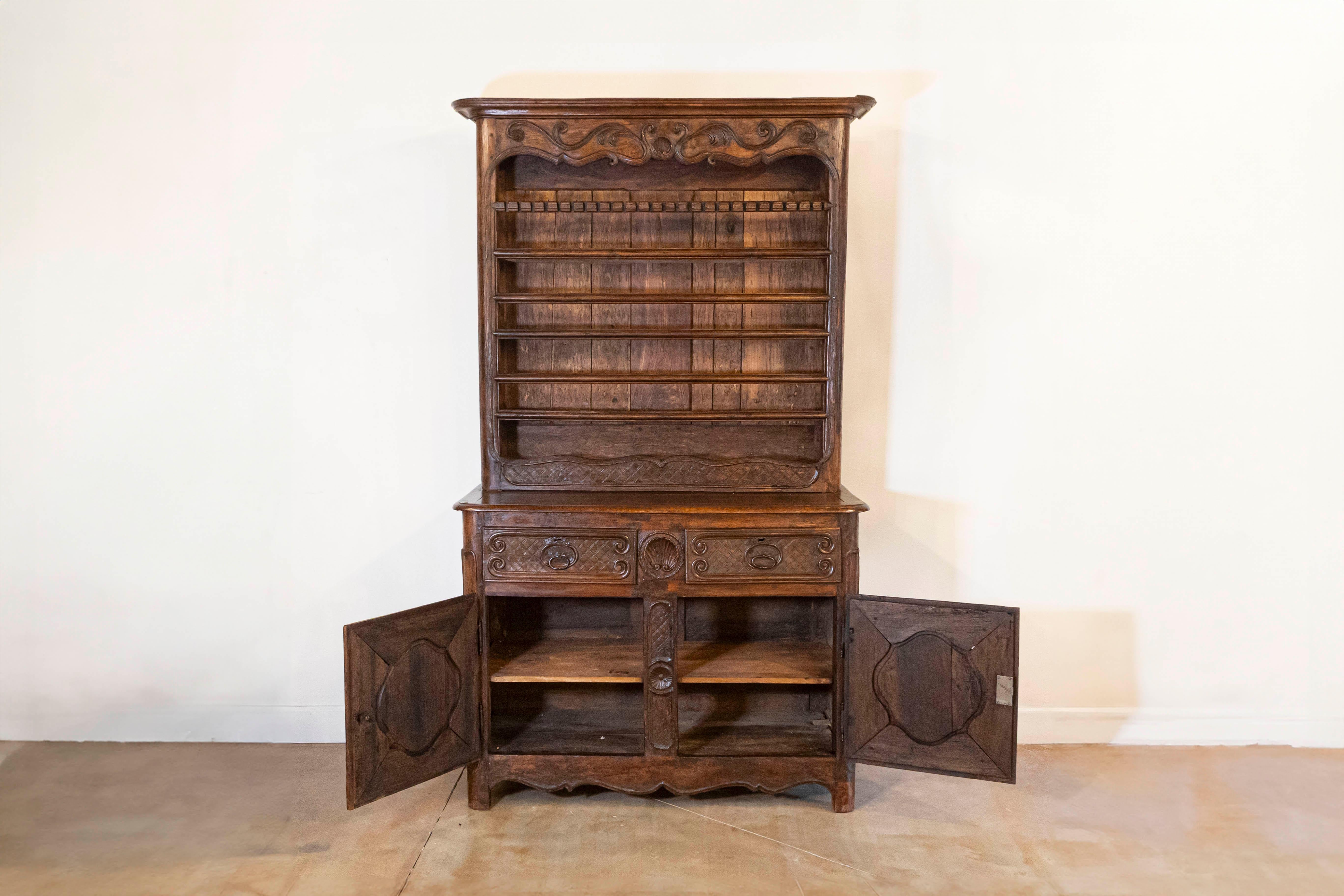 Stile provenzale Castagno francese del XVIII secolo Vaiselier Circa 1790 in vendita