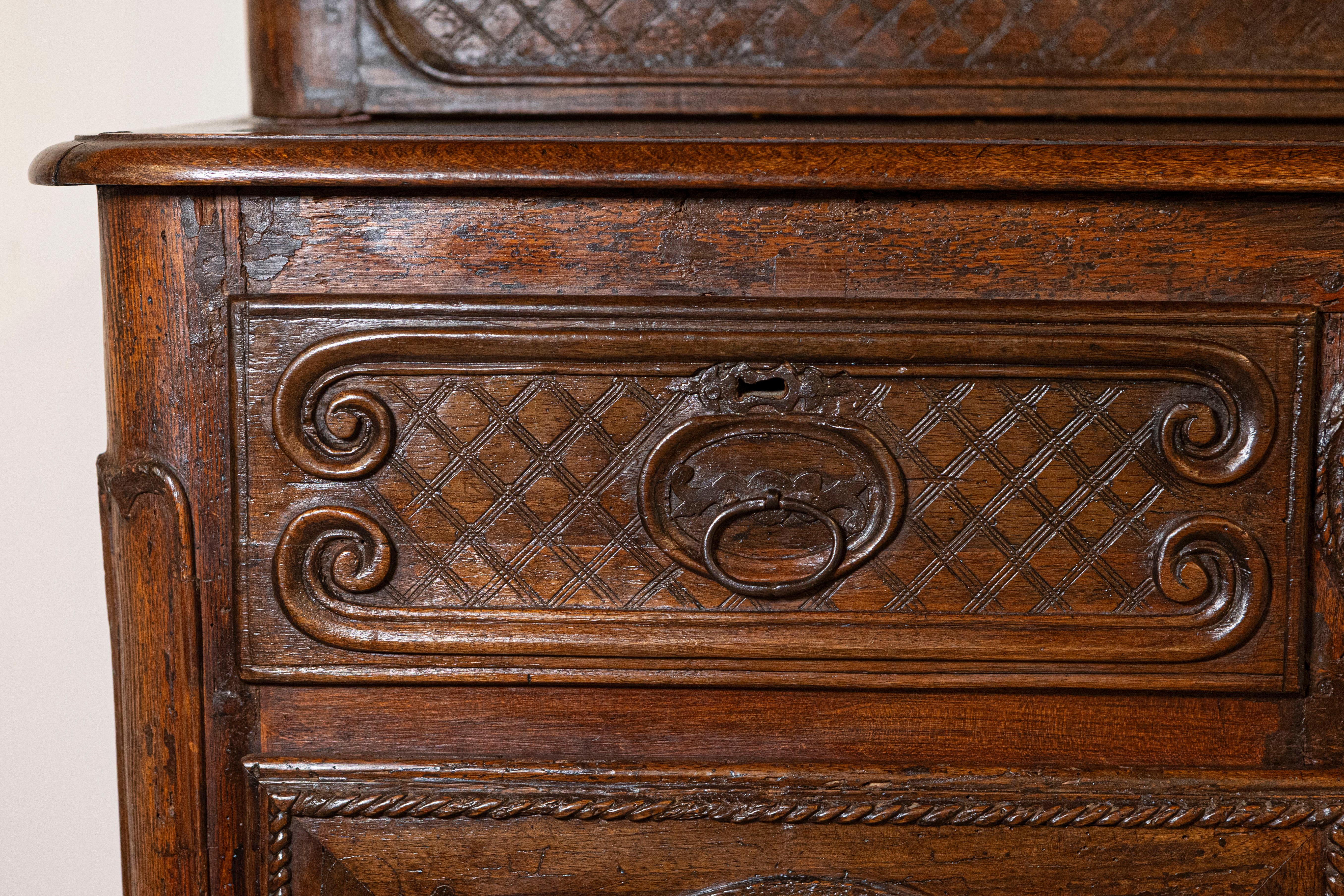 Castagno francese del XVIII secolo Vaiselier Circa 1790 In condizioni buone in vendita a Atlanta, GA