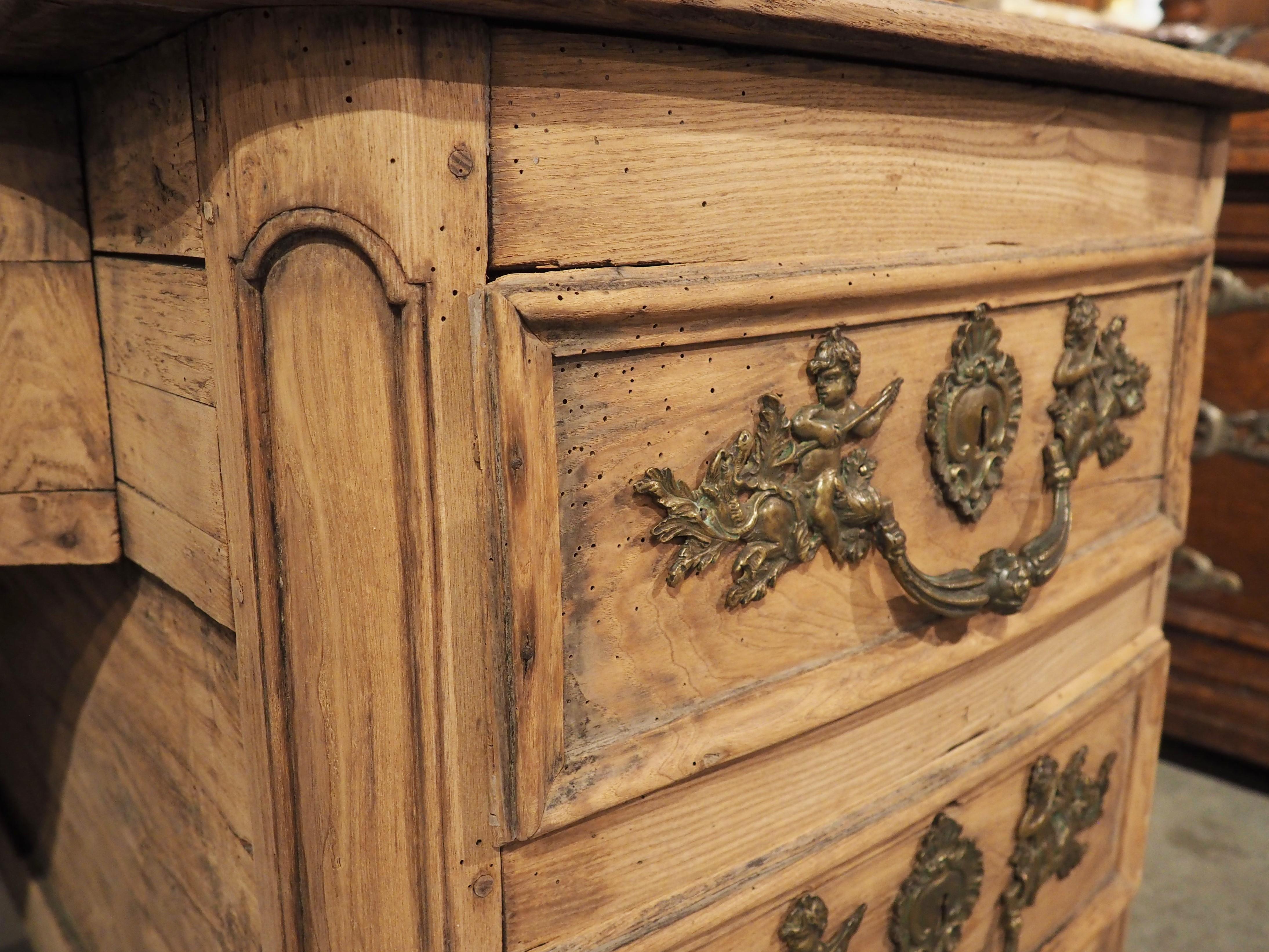 French Chestnut and Oak Desk from Le Grand Monarque À Chartres, circa 1720 For Sale 4