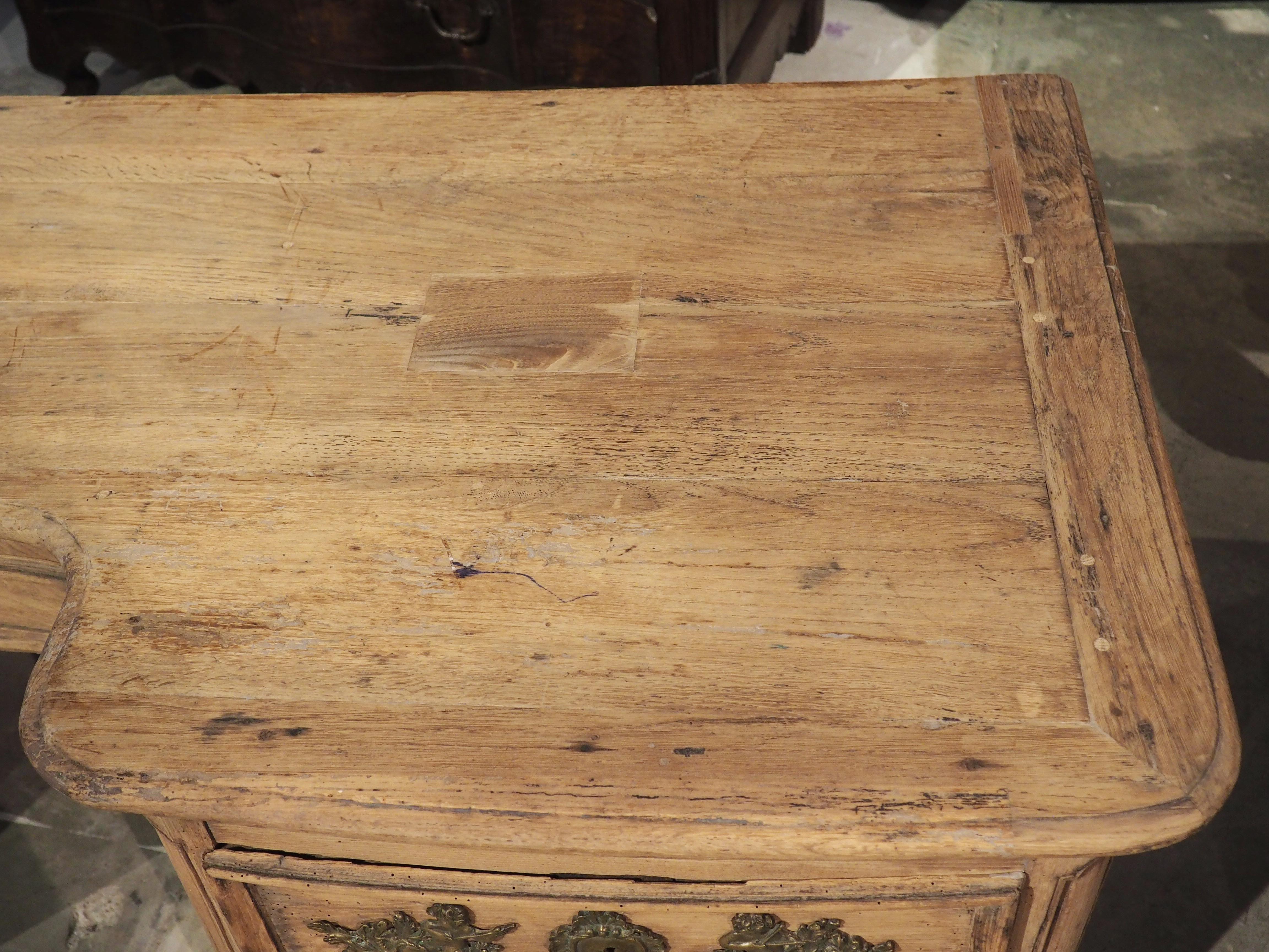 French Chestnut and Oak Desk from Le Grand Monarque À Chartres, circa 1720 For Sale 5