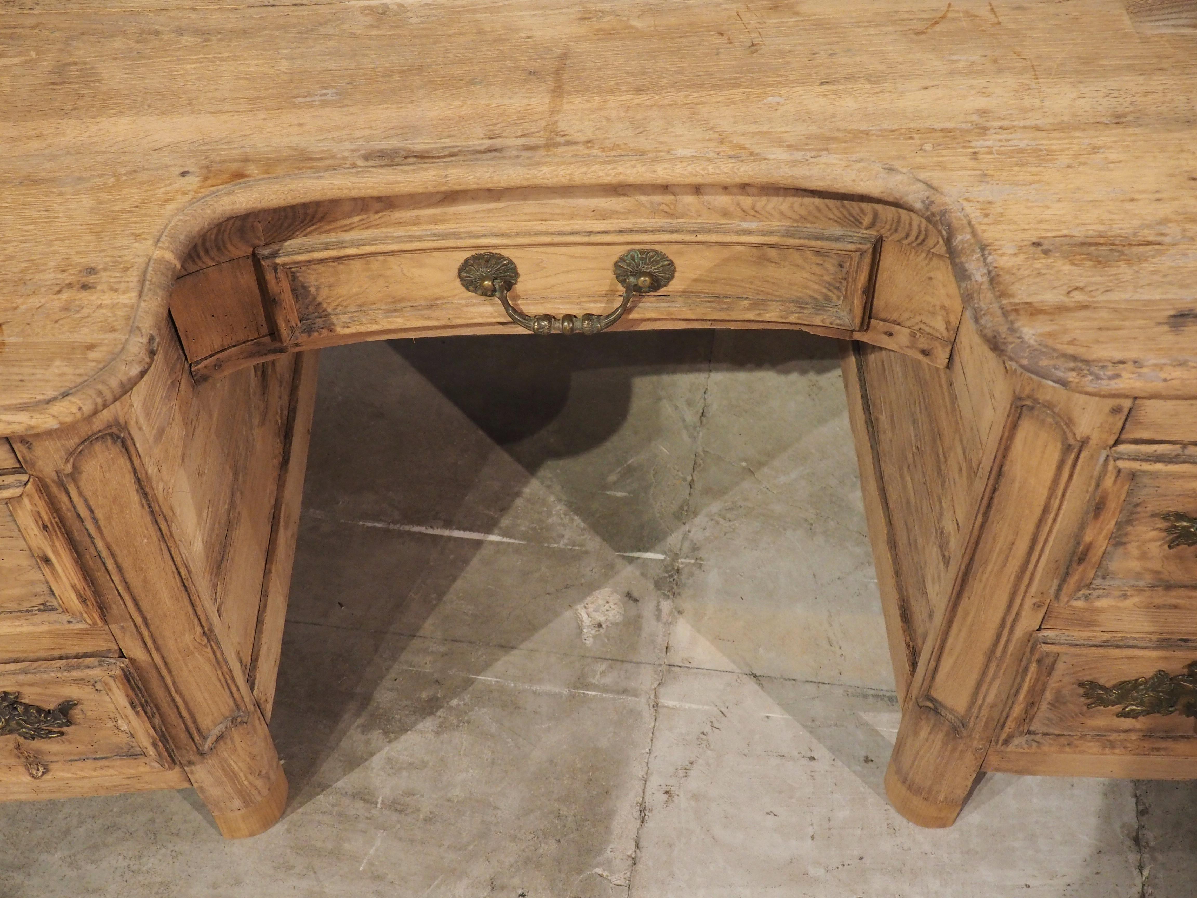 French Chestnut and Oak Desk from Le Grand Monarque À Chartres, circa 1720 For Sale 2
