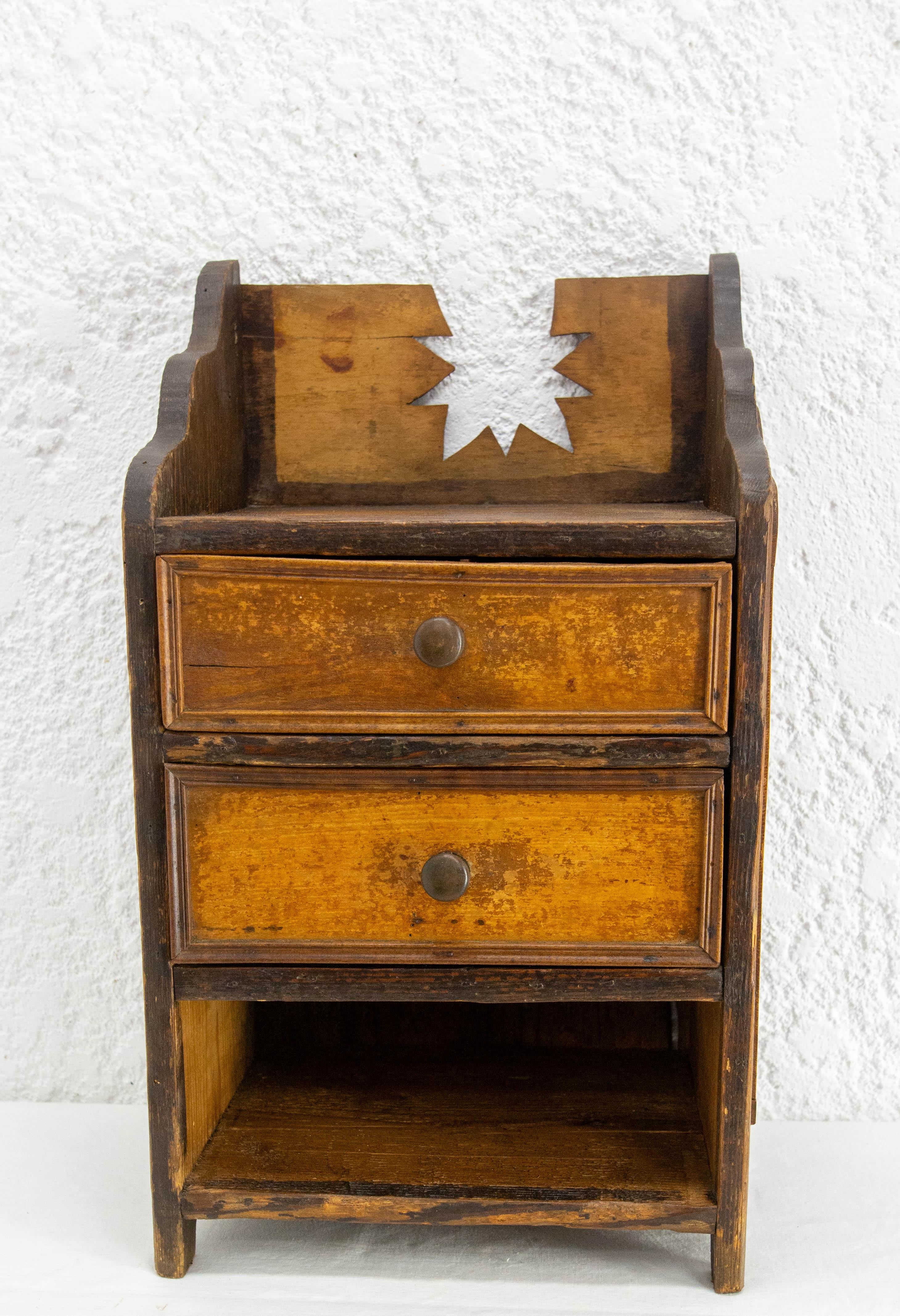Petite table suspendue ou armoire à poser sur un autre article.
Fabriqué au XIXe siècle, il est difficile d'être plus précis car ce meuble est très ancien.
Une étoile filante se trouve sur la façade du meuble et une étoile a été ajoutée sur chaque