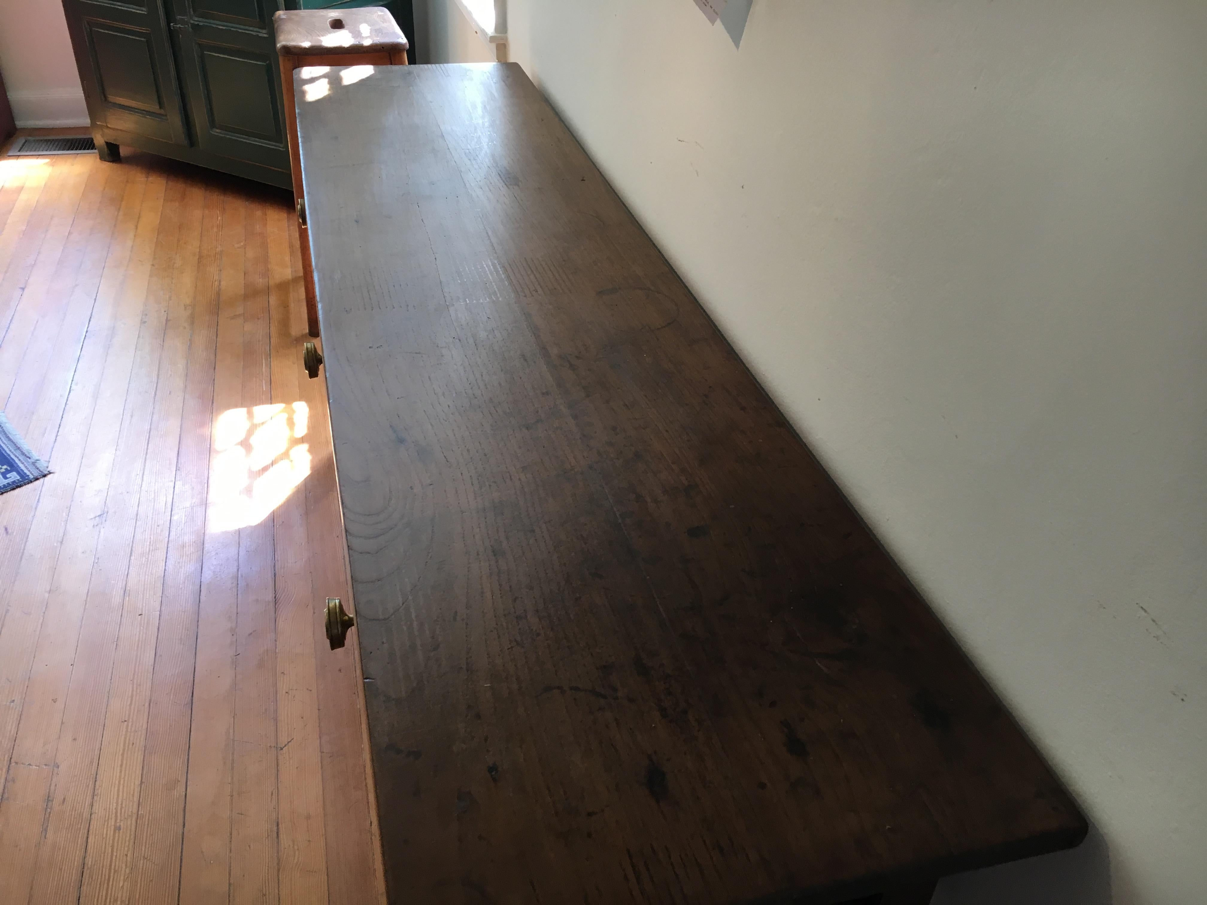 French Chestnut Serving Table In Excellent Condition In Sheffield, MA