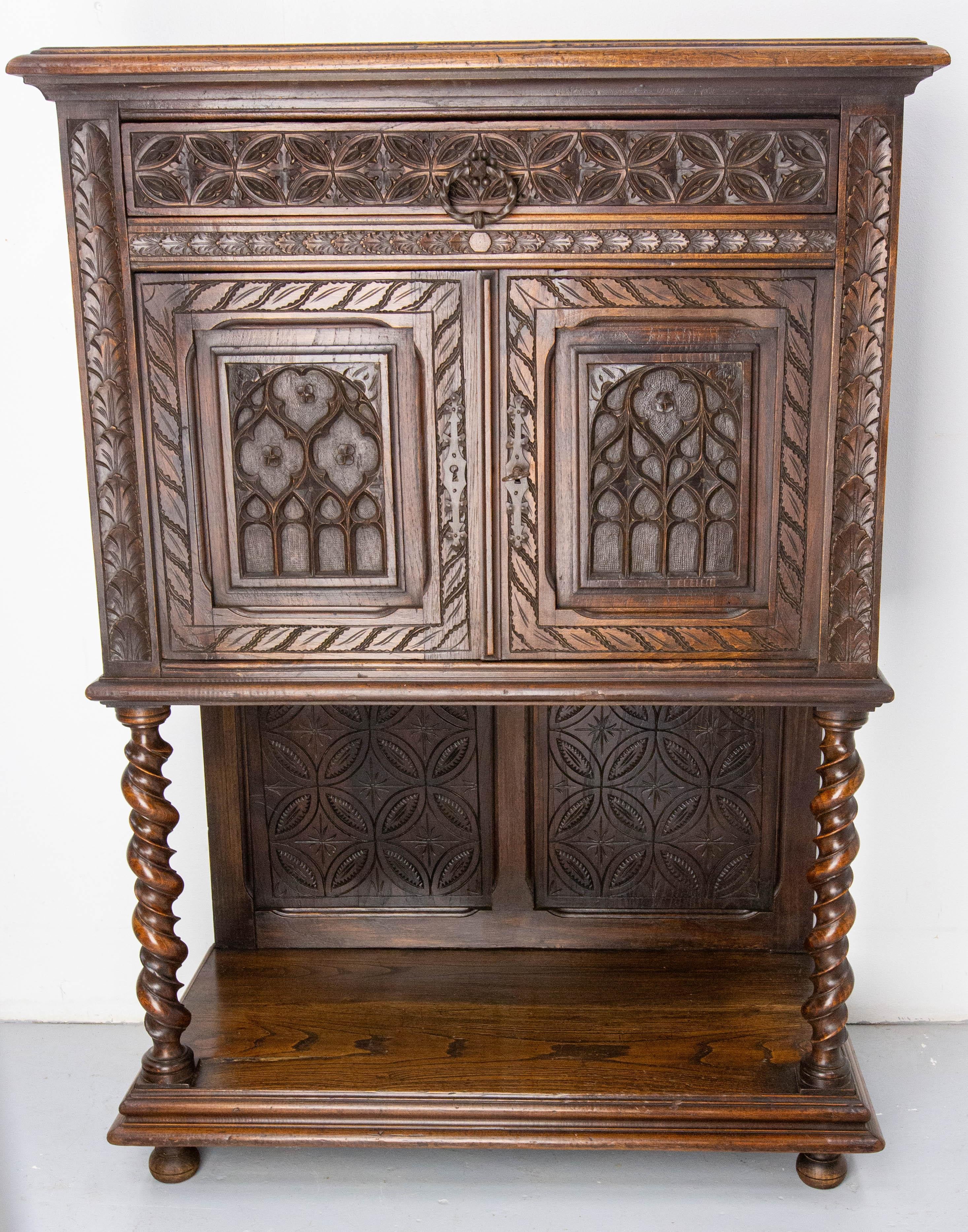 French chestnut sideboard buffet in the neogothic style.
Turned legs gothic and geometrical motifs.
One drawer and two doors, wrought iron handles and locksmith.
Good antique condition. 

Shipping:
38 / 78 / 110 cm 24.2 kg
