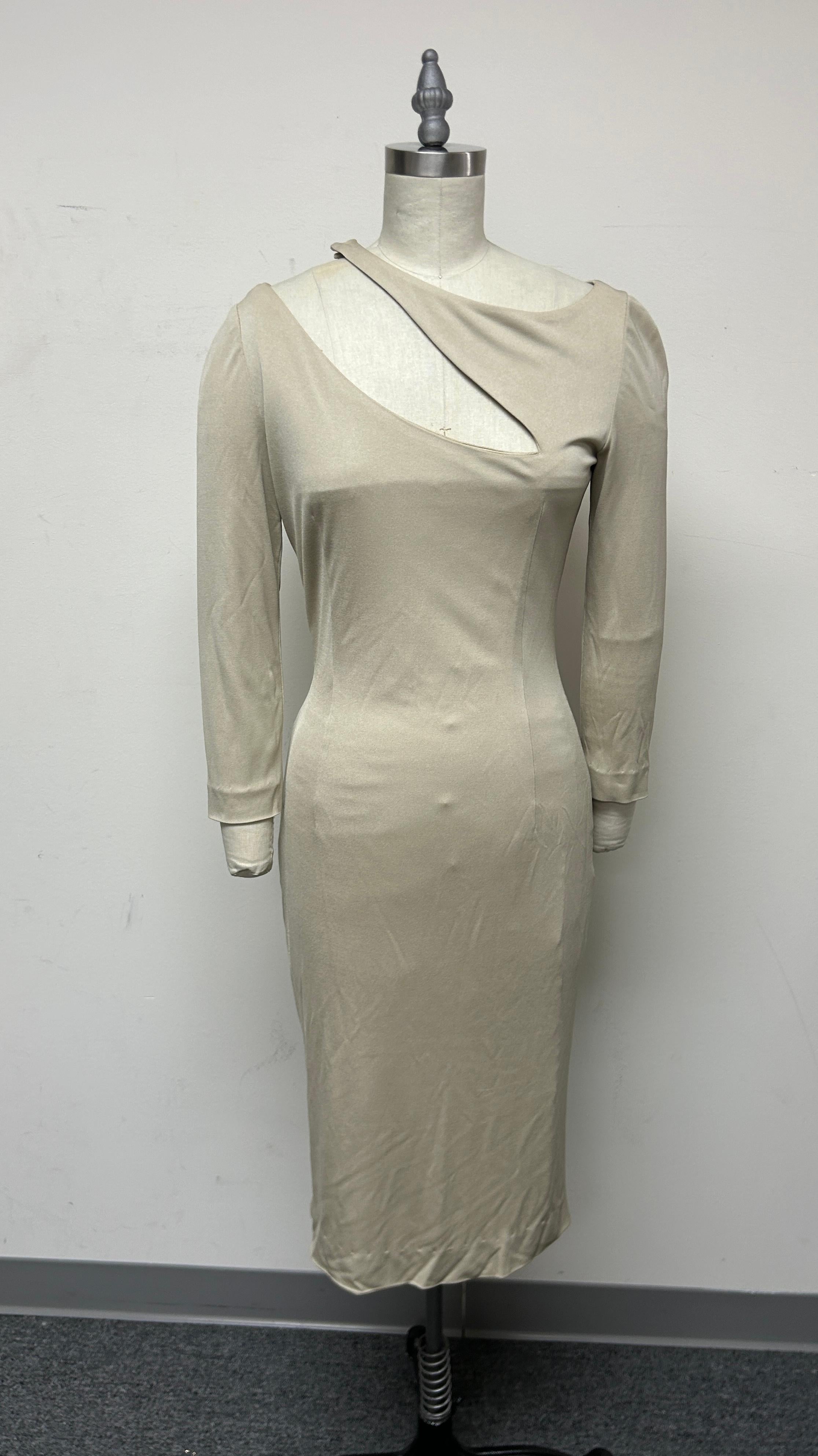Abito chic sabbia con corpetto cut-out e maniche lunghe in jersey francese Guigou, completamente foderato in seta. Perfetta per i cocktail con una silhouette sensuale ma estremamente elegante. Abito da viaggio, ideale per i viaggi. Il drappeggio di