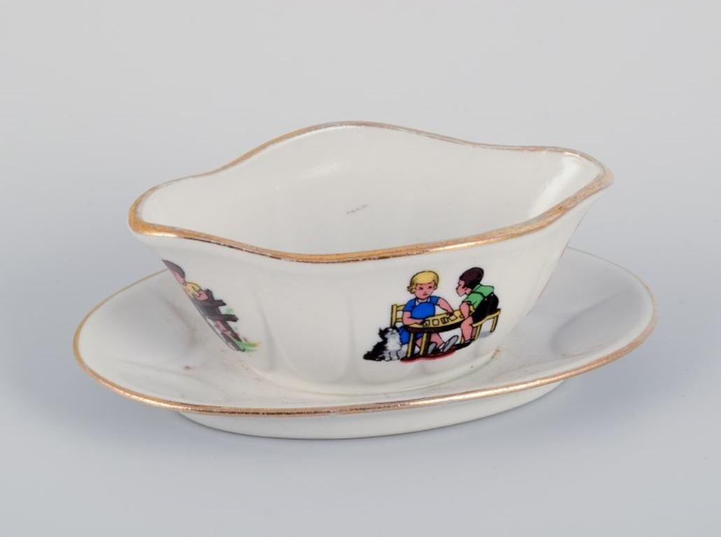 French children's porcelain dinnerware. 1930s/40s In Good Condition For Sale In Copenhagen, DK
