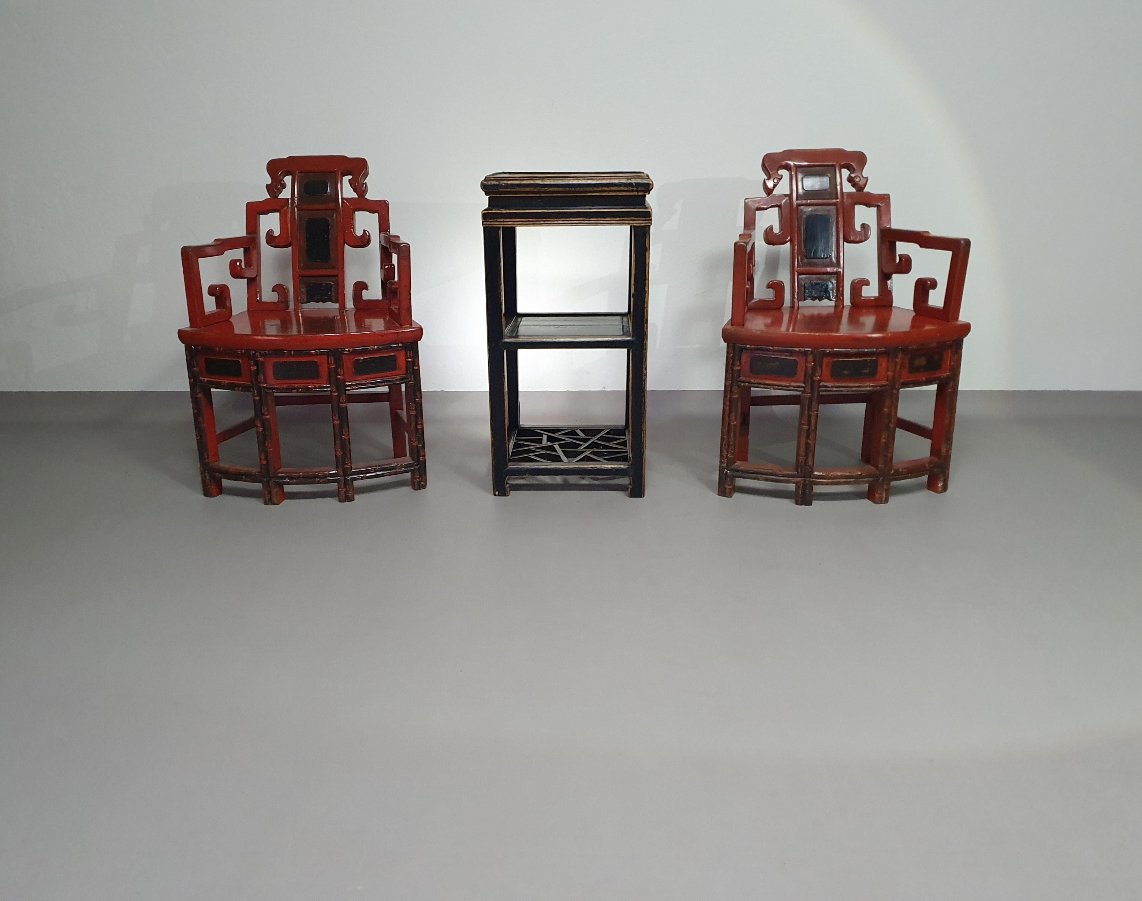 Französische Chinois-Altarstühle und Tischset im Angebot 2