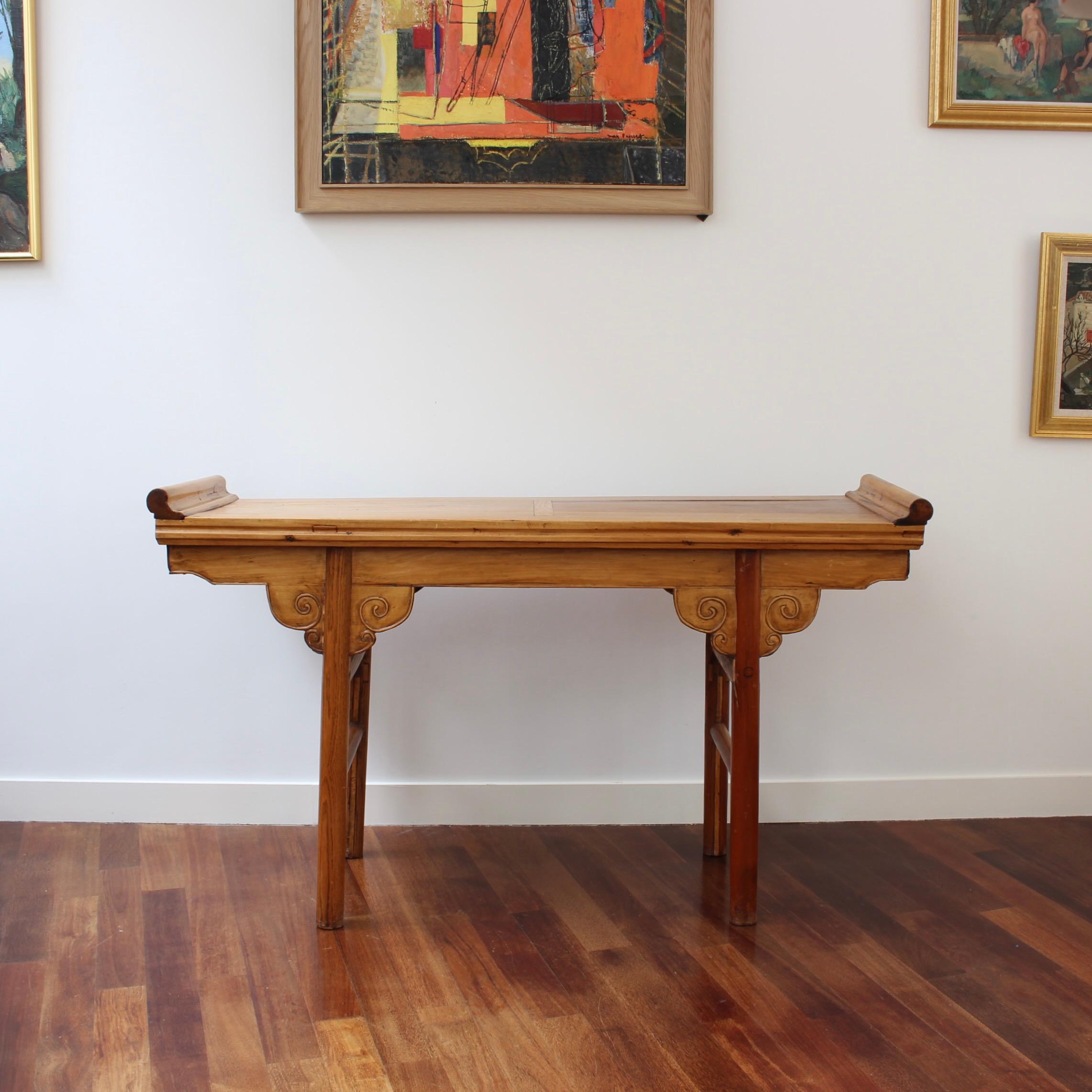 French Chinoise-style wood console table (20th Century). Discovered in Paris, the piece is made of bare, moulded natural wood, now with a coat of stained varnish. It retains a dignified elegance. Structurally sound, it is considered in fair overall