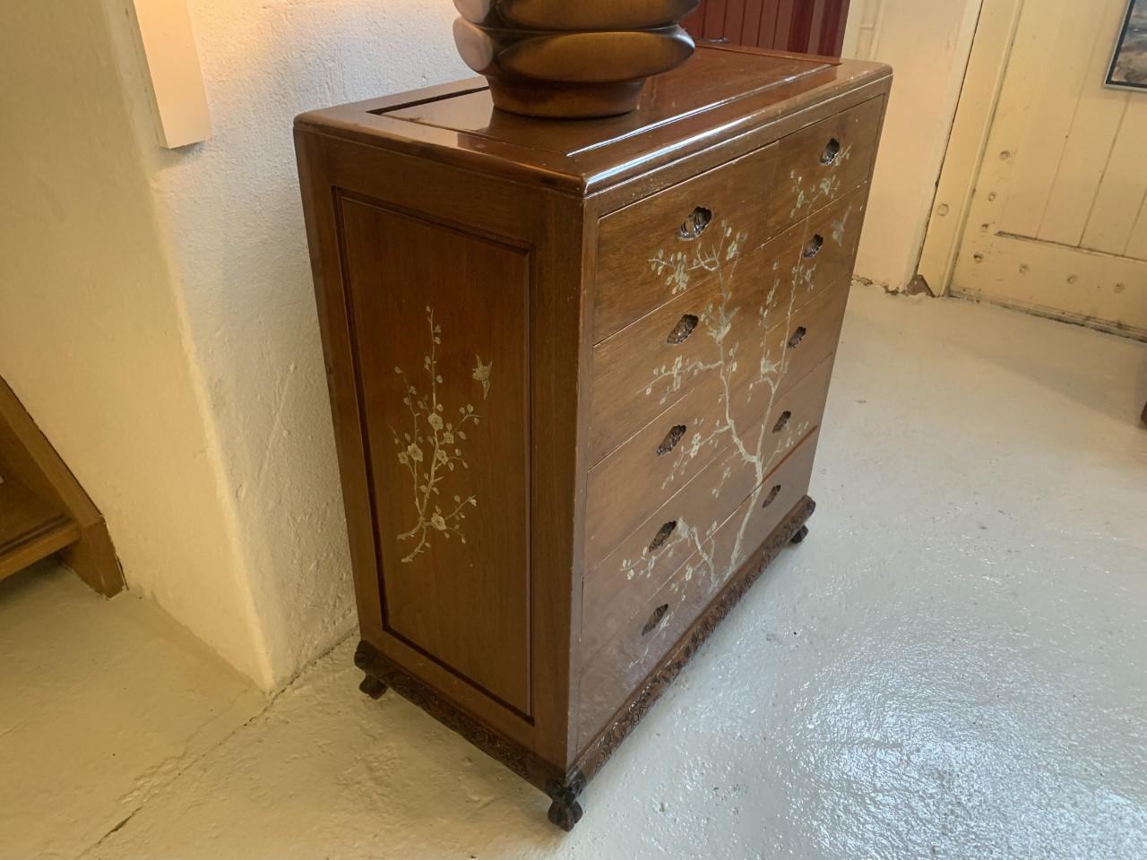 Elegant Chinoiserie Chest of drawers with pearl inlay.
Around 1900 this Chinoiserie style and furniture from the Orient were highly in Fashion in Paris... So French furniture makers started to craft them themselves.
The pearl inlay is very elegant
