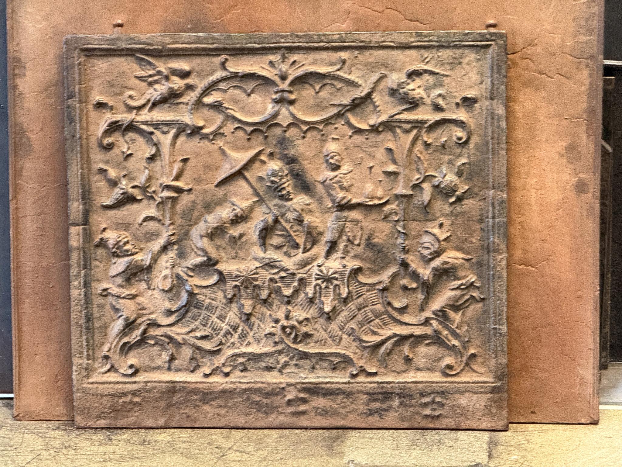 20th century French 'Chinoiserie' fireback in the Louis XV Style.

The fireback is made of cast iron and has a natural brown patina. Upon request, it can be made black/pewter; it is in good condition and does not have cracks.

This product weighs