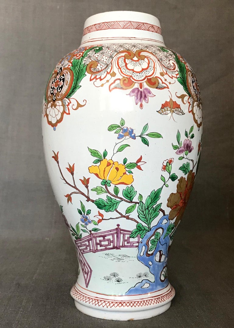 French Chinoiserie Majolica Vase In Good Condition For Sale In New York, NY