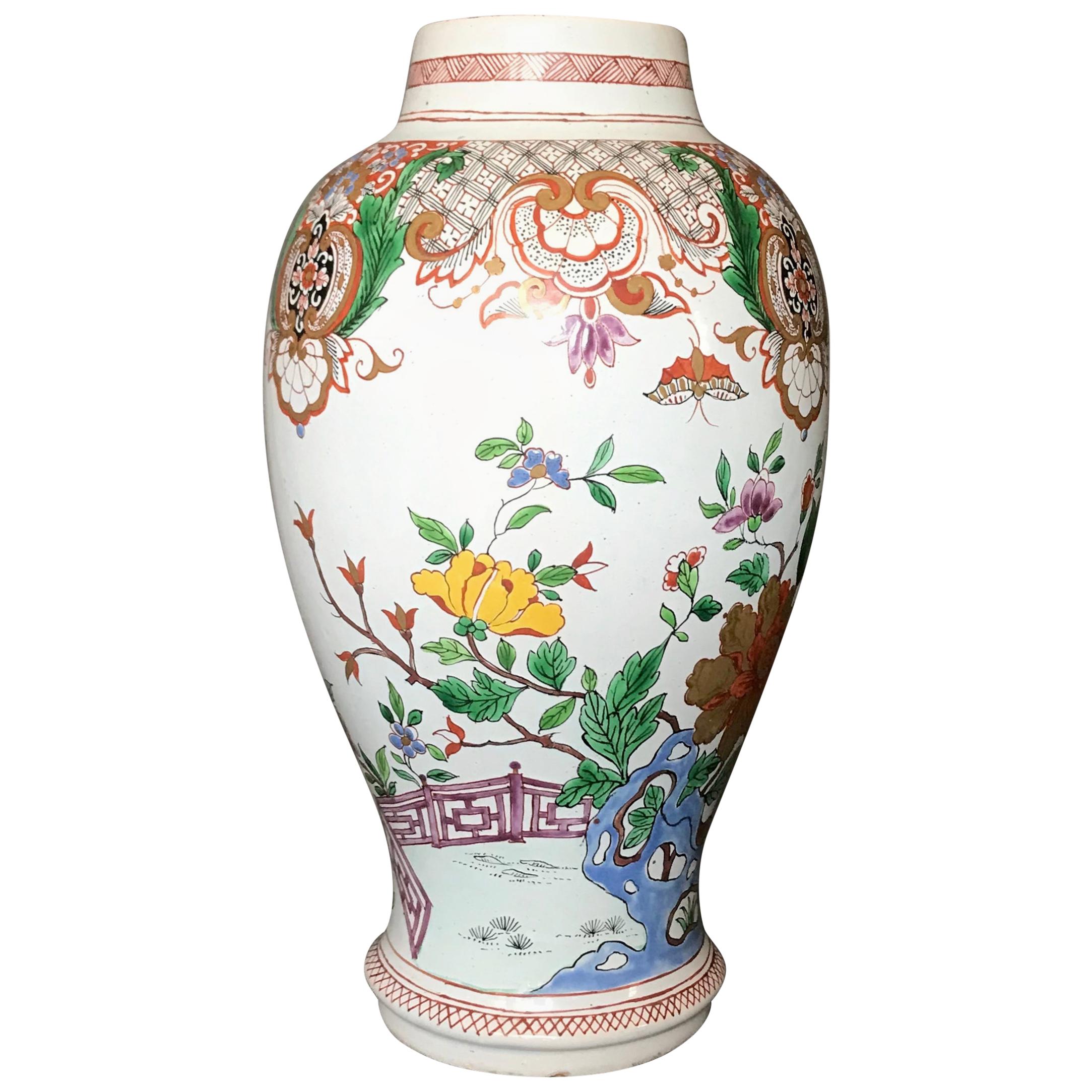 Jarrón francés de loza chinoiserie. Jarrón balaustre morado, azul, verde y amarillo con dorados y pañuelos de estilo chinoiserie con bichos y mariposas y flores de ciruelo. Marcas rojas bajo vidriado para Aprey, Francia, mediados del siglo