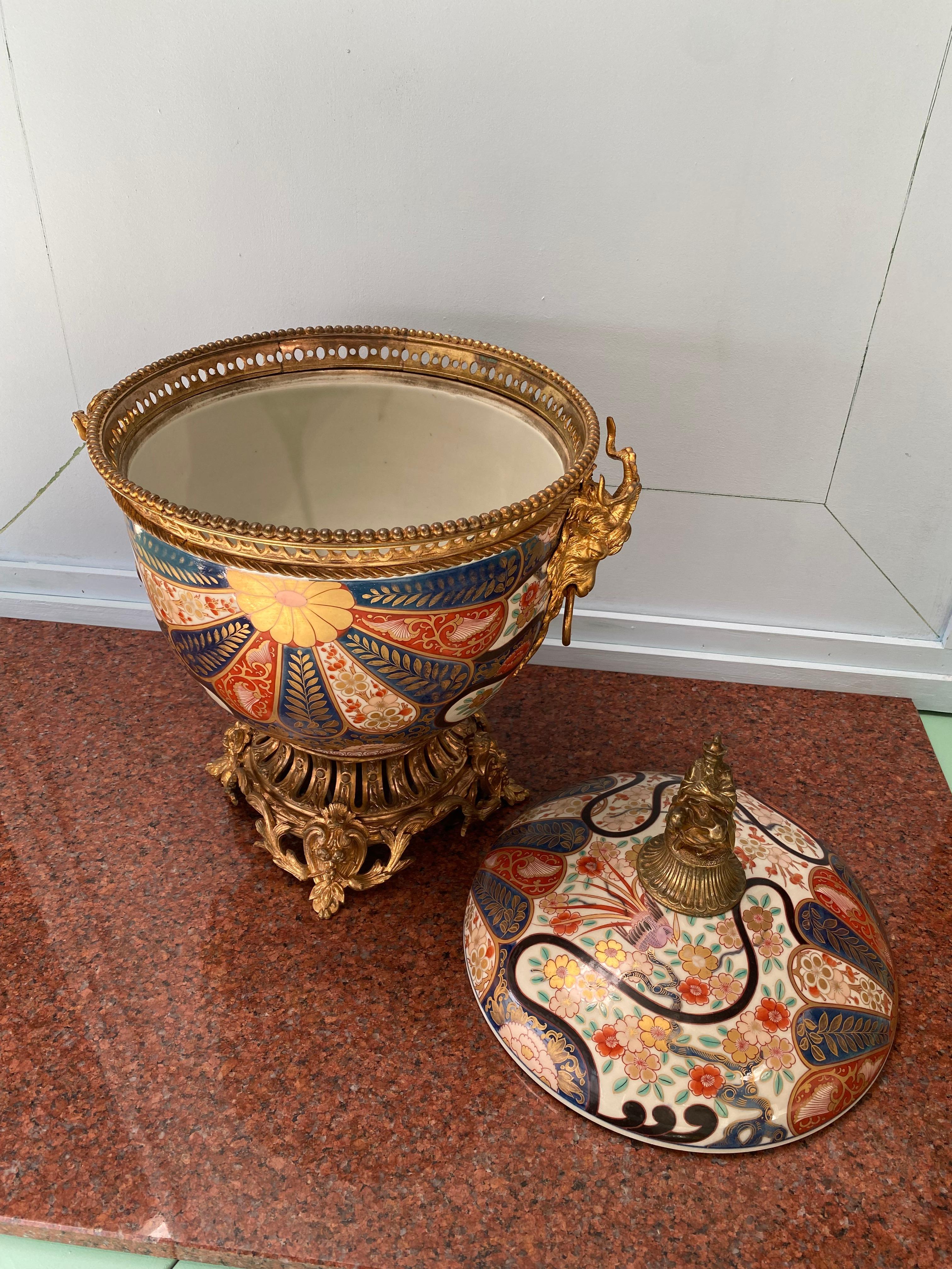 Chinoiserie française Napoléon III Bronze doré Edo Imari Potpourri Vase et Couvercle en vente 7