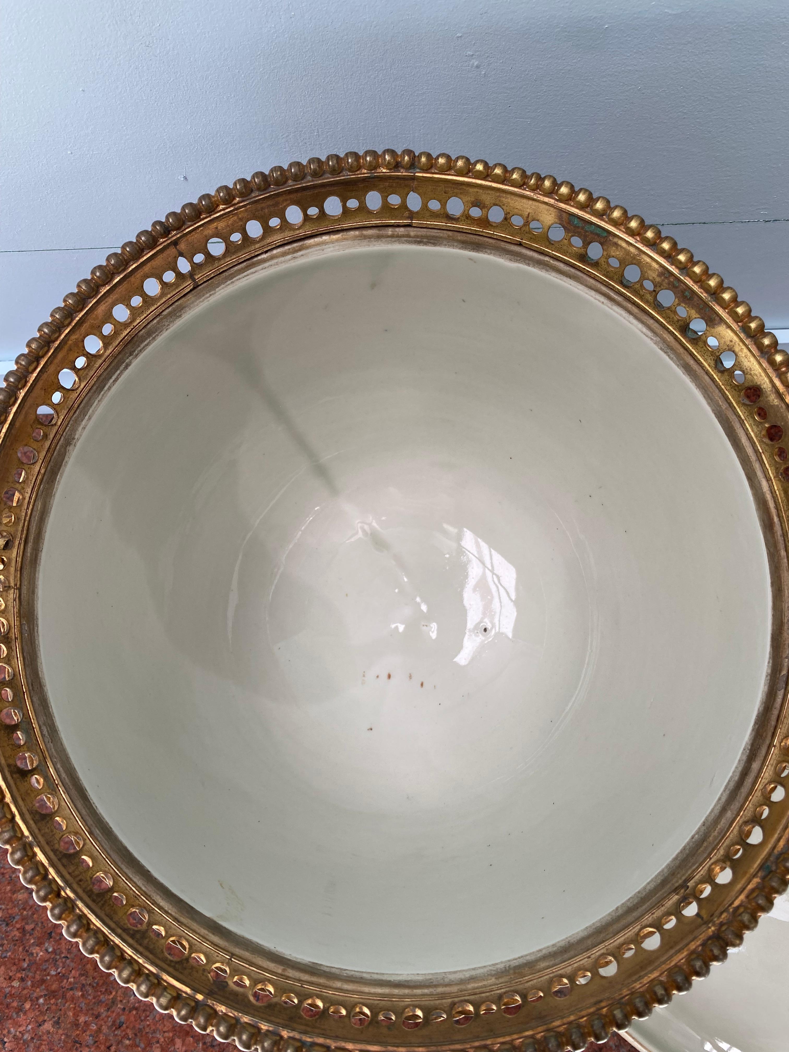 Chinoiserie française Napoléon III Bronze doré Edo Imari Potpourri Vase et Couvercle en vente 9