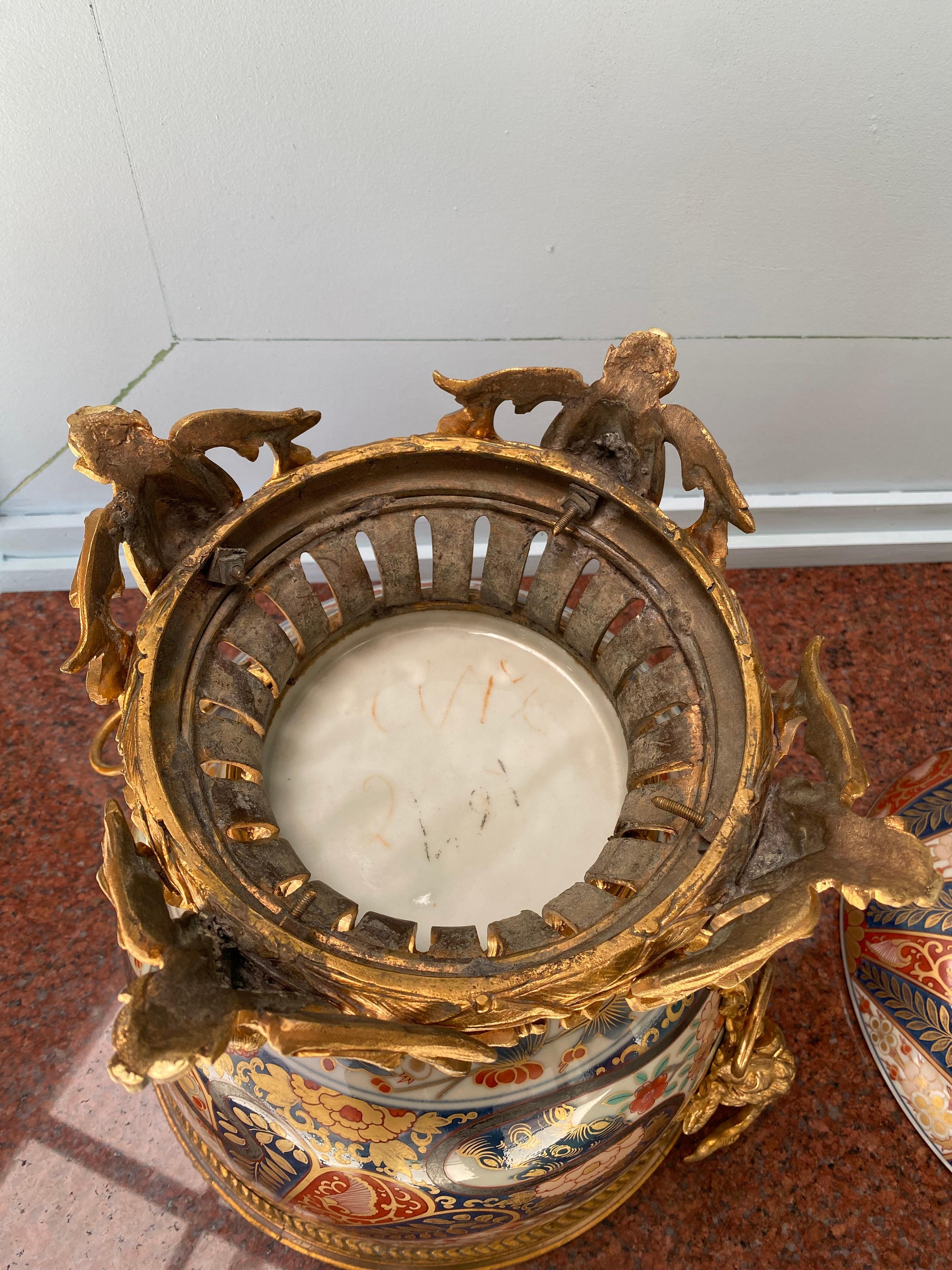 Chinoiserie française Napoléon III Bronze doré Edo Imari Potpourri Vase et Couvercle en vente 11